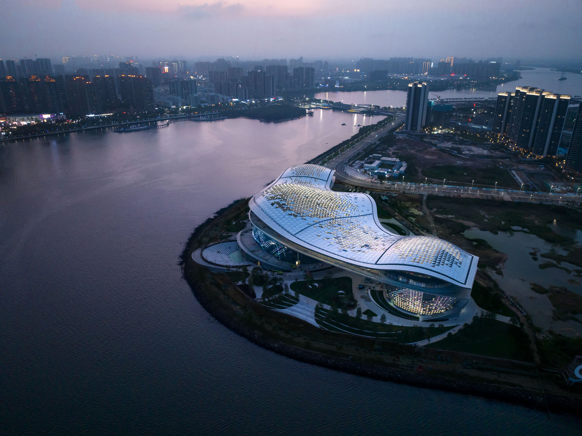 〈湛江文化センター（Zhanjiang Cultural Center）〉HPP Architekten