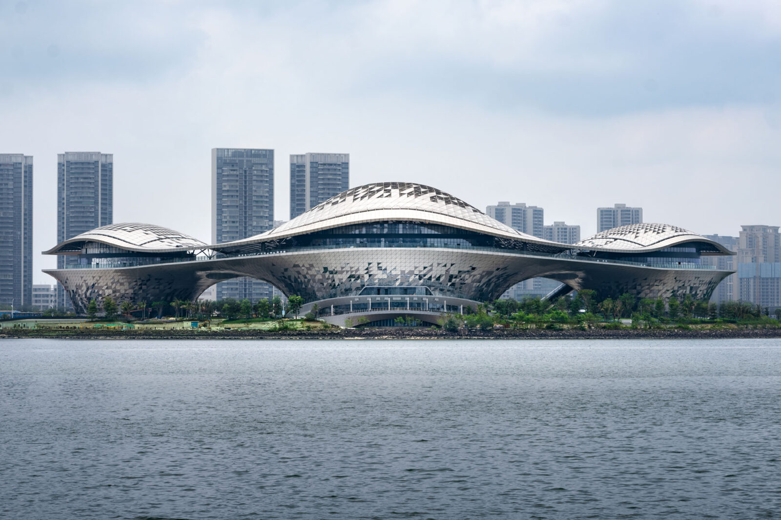 舞踊から生まれた有機的な複合文化施設〈湛江文化センター〉HPP Architekten、中国