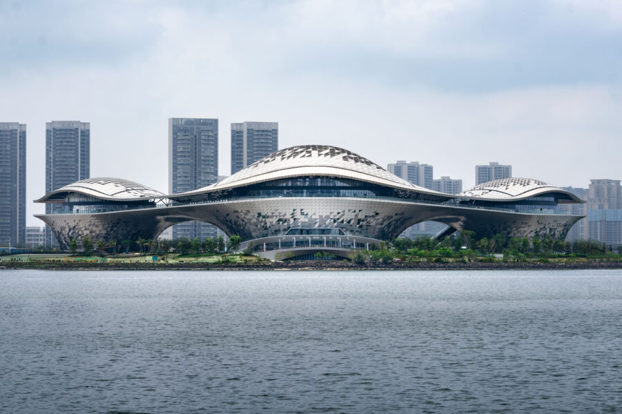 舞踊から生まれた有機的な複合文化施設〈湛江文化センター〉HPP Architekten、中国