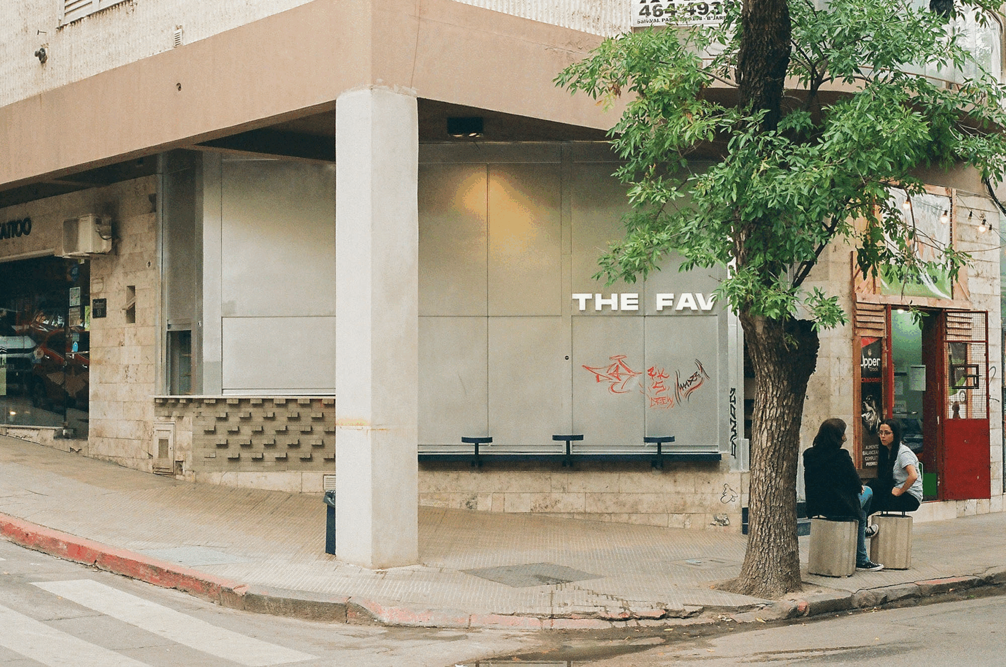 〈THE FAV Café〉エスタディオ・レア（Estudio Rare）