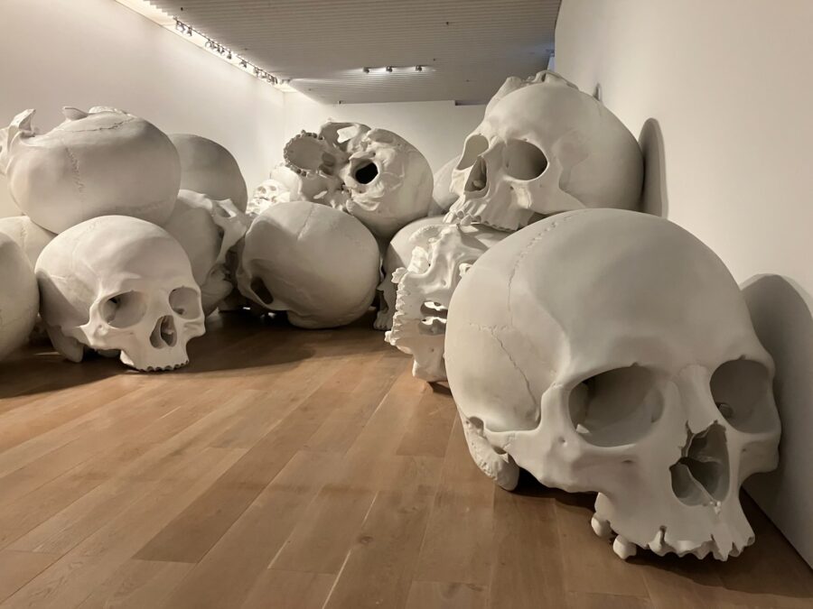 全49作品のうち11作品が揃う森美術館「ロン・ミュエク」展をレポート