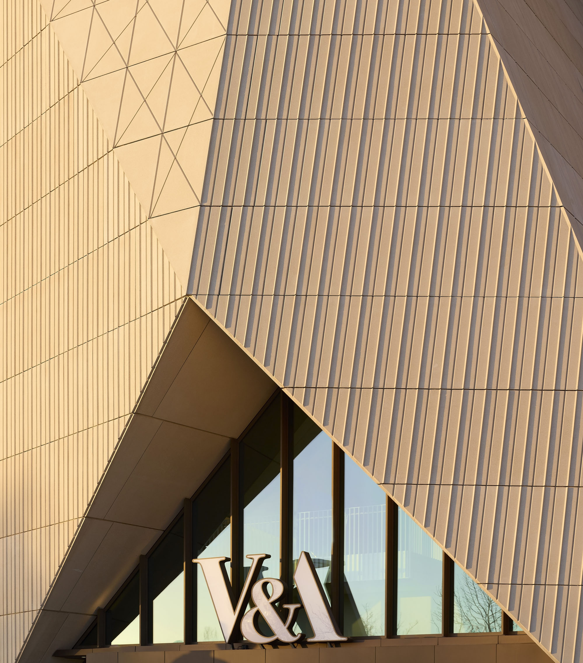 〈V&Aイースト・ミュージアム（V&A East Museum）〉O'Donnell + Tuomey