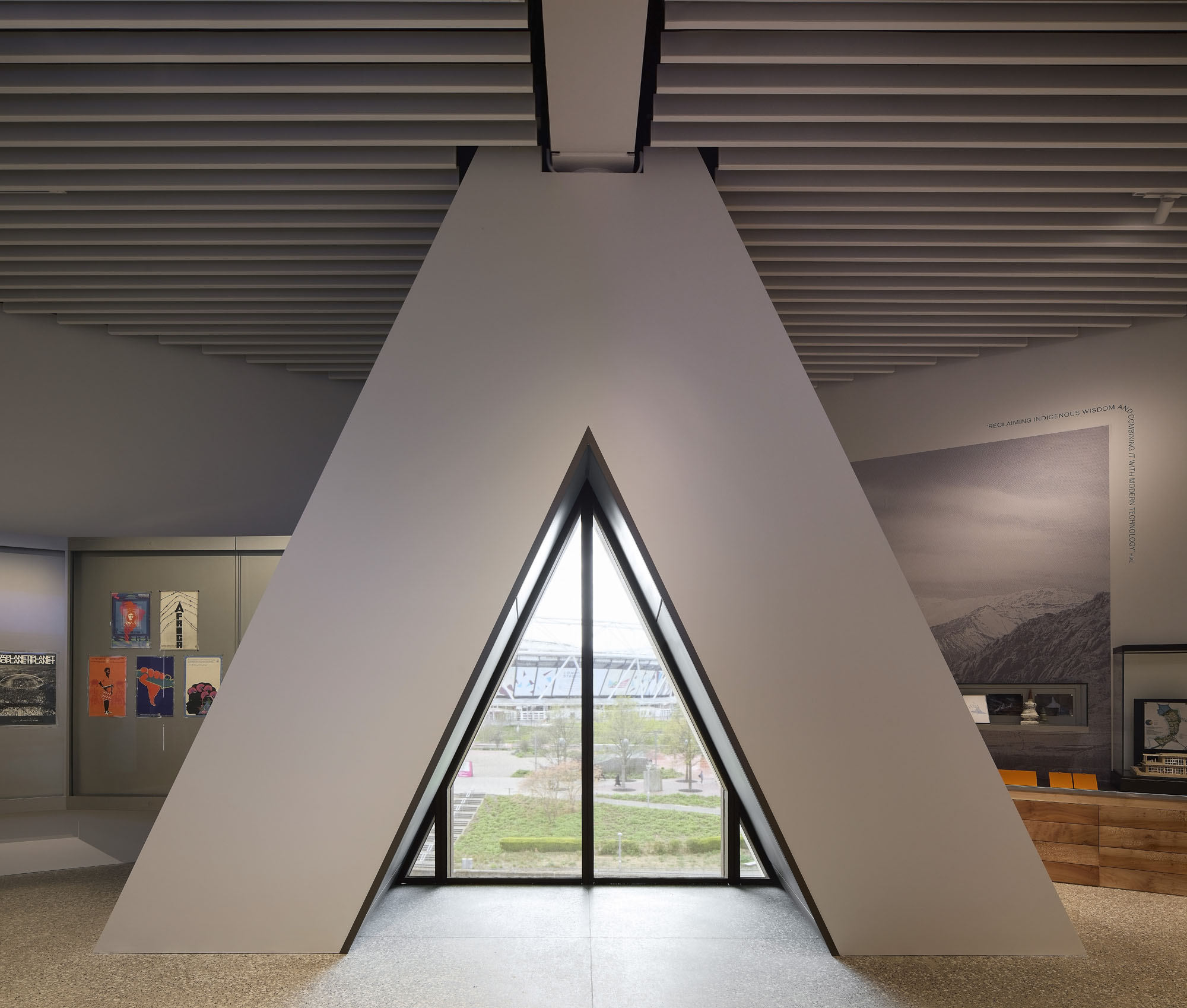 〈V&Aイースト・ミュージアム（V&A East Museum）〉O'Donnell + Tuomey