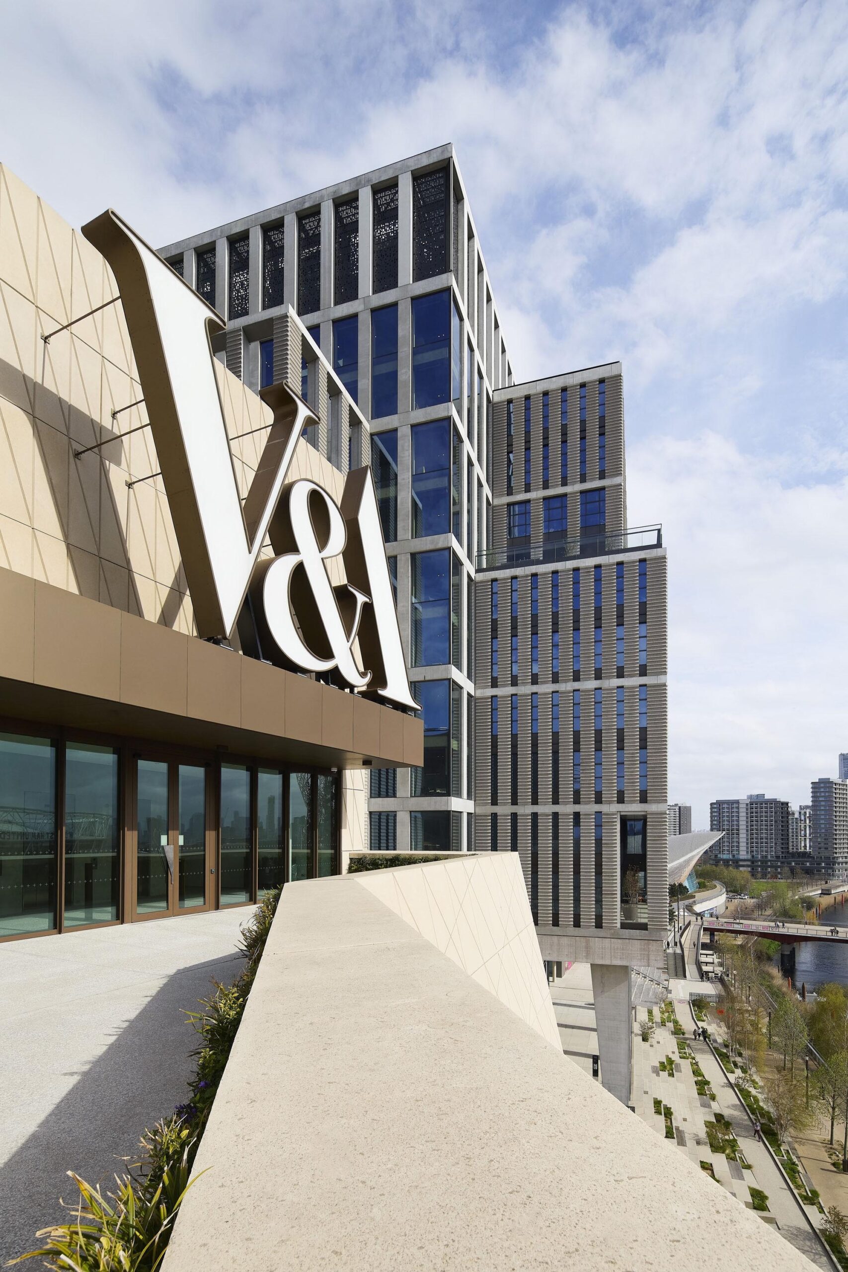 〈V&Aイースト・ミュージアム（V&A East Museum）〉O'Donnell + Tuomey