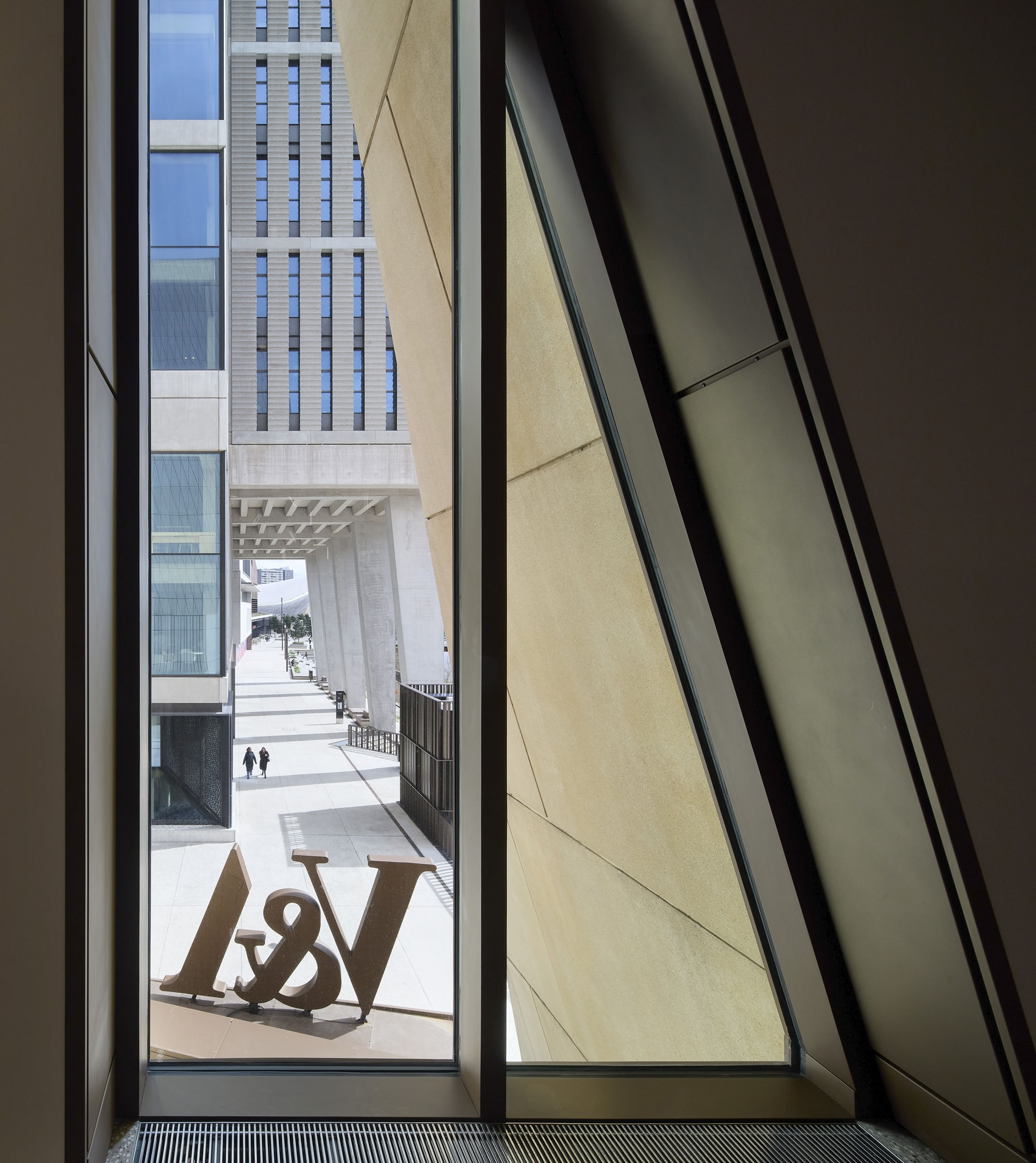 〈V&Aイースト・ミュージアム（V&A East Museum）〉O'Donnell + Tuomey