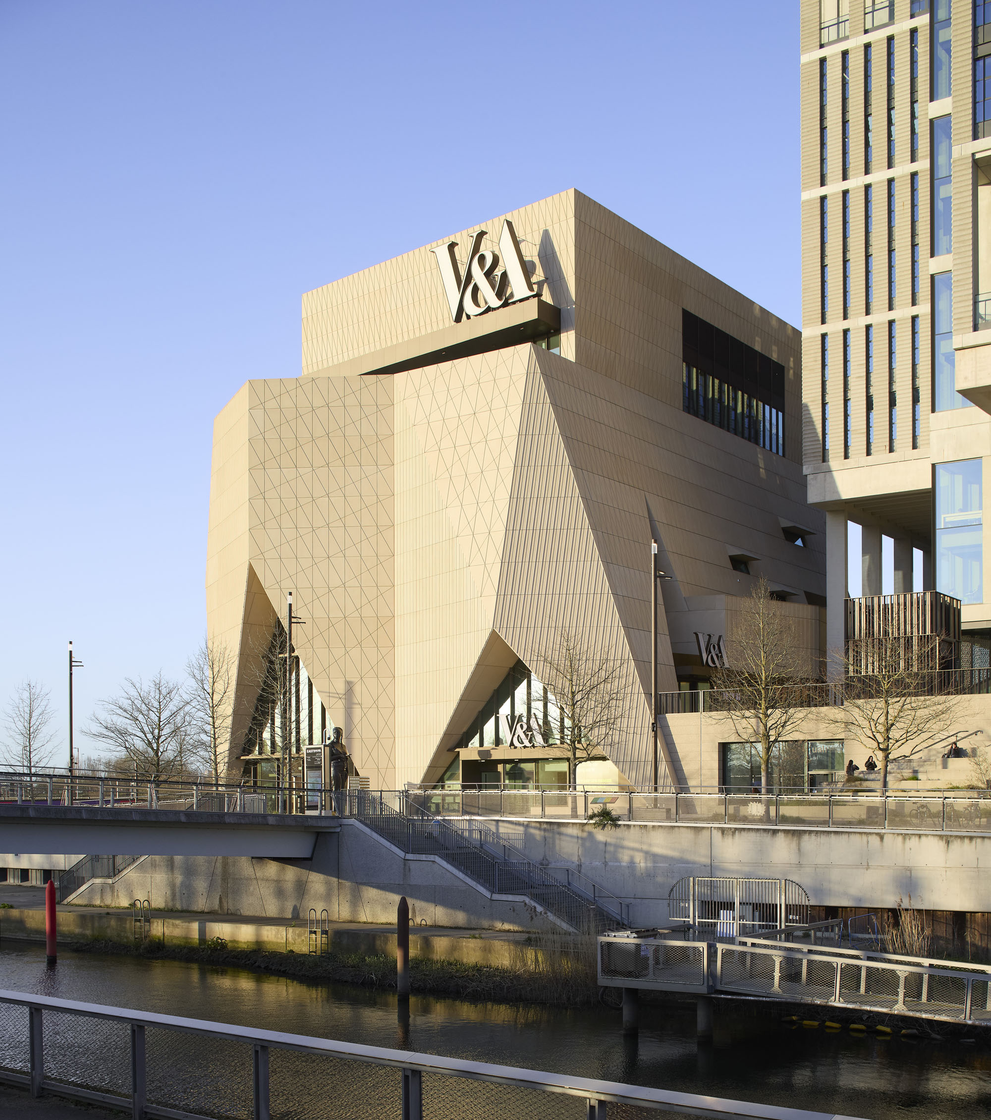 〈V&Aイースト・ミュージアム（V&A East Museum）〉O'Donnell + Tuomey
