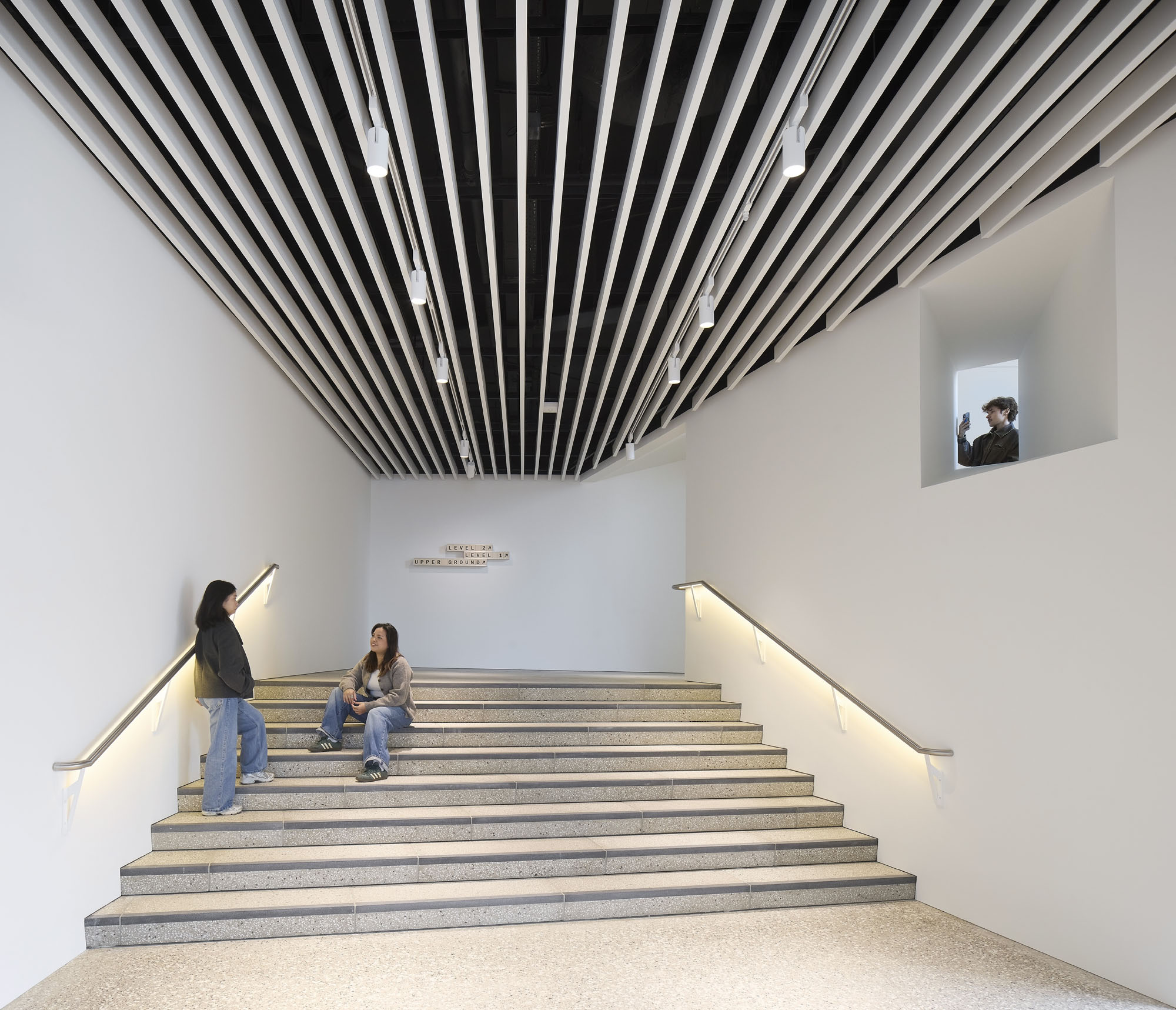 〈V&Aイースト・ミュージアム（V&A East Museum）〉O'Donnell + Tuomey