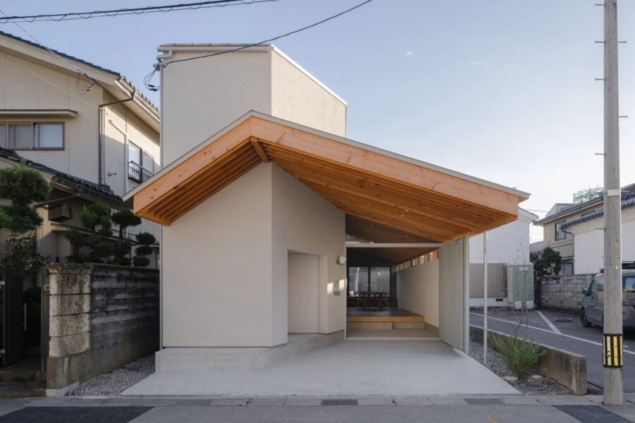 街と息づく家族の住まい / dot studio