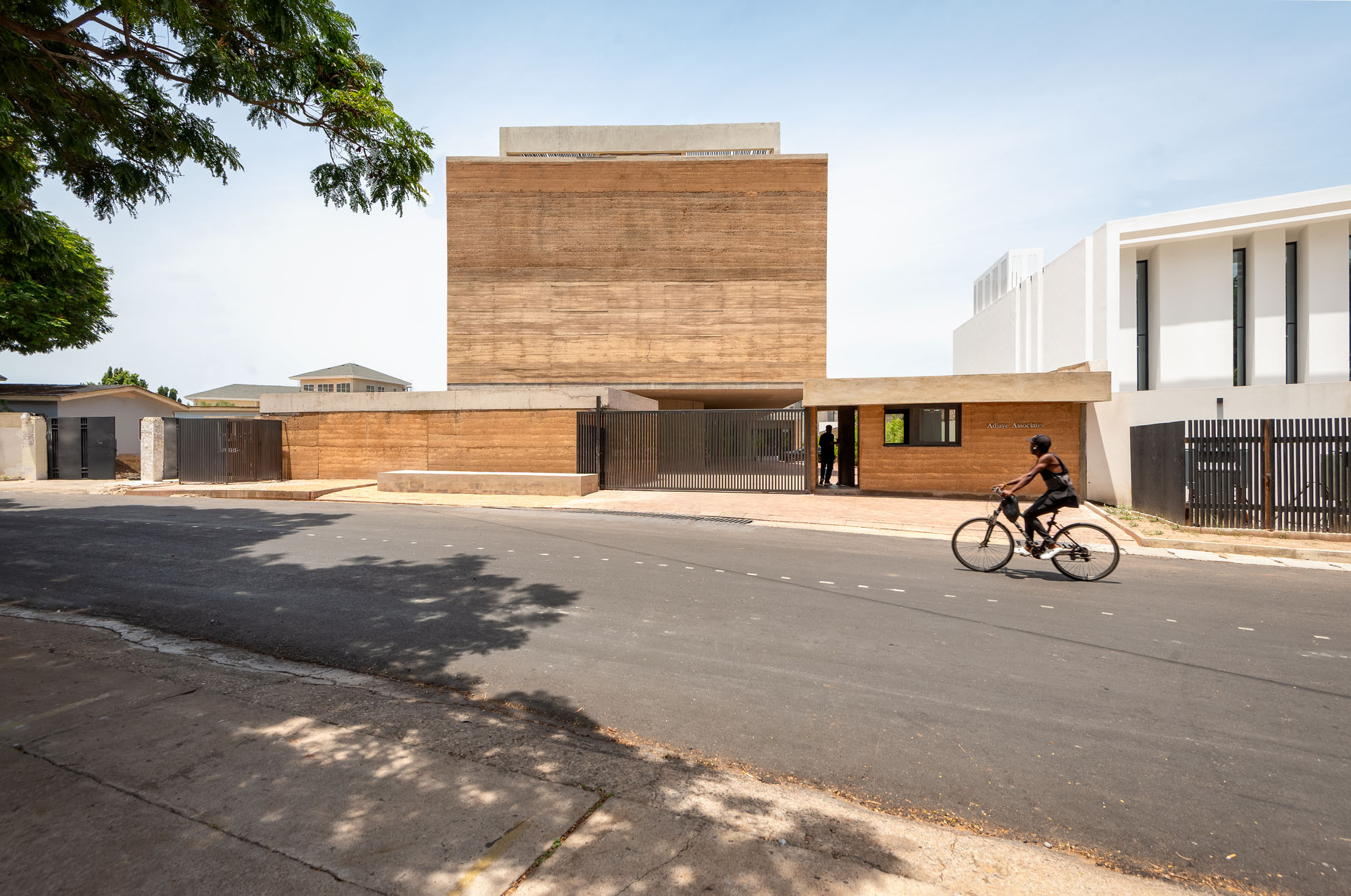 〈アクラ・スタジオ(Accra Studio)〉アジャイ・アソシエイツ(Adjaye Associates)