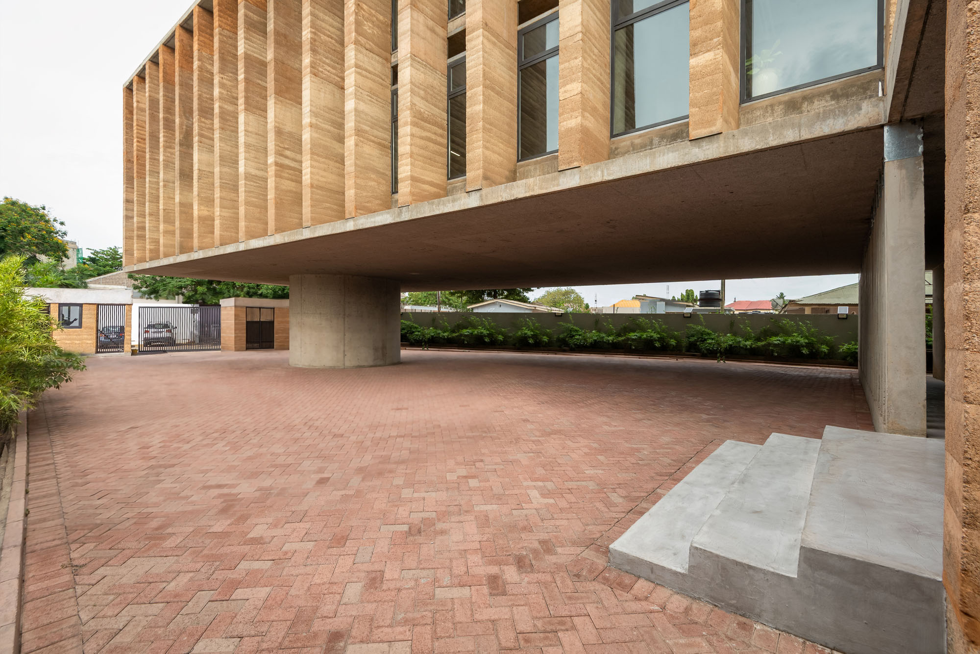 〈アクラ・スタジオ(Accra Studio)〉アジャイ・アソシエイツ(Adjaye Associates)