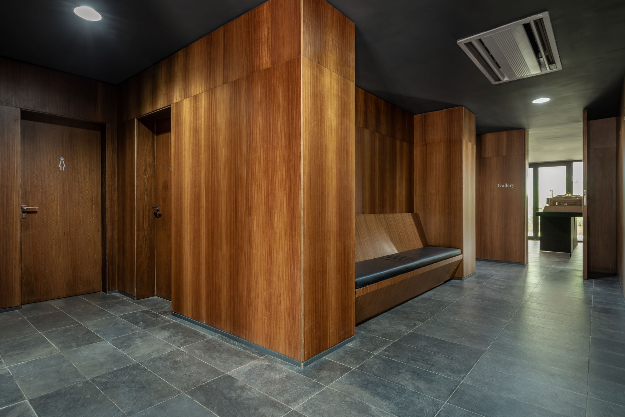〈アクラ・スタジオ(Accra Studio)〉アジャイ・アソシエイツ(Adjaye Associates)