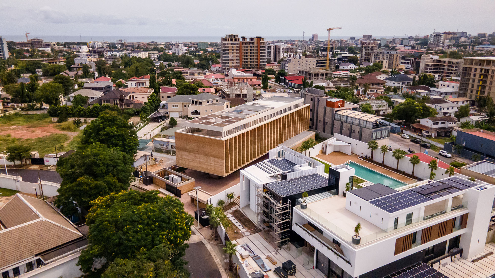 〈アクラ・スタジオ(Accra Studio)〉アジャイ・アソシエイツ(Adjaye Associates)