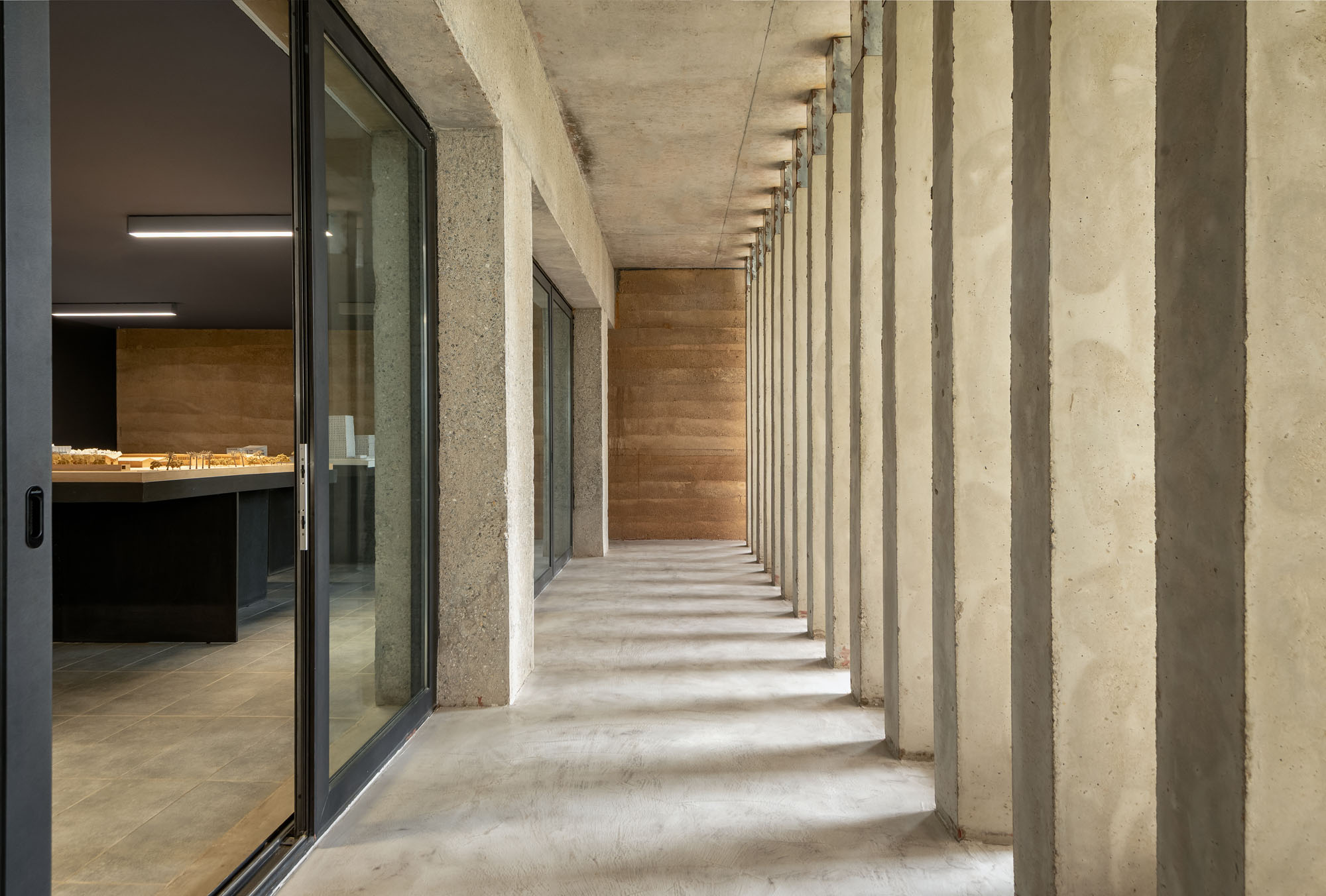 〈アクラ・スタジオ(Accra Studio)〉アジャイ・アソシエイツ(Adjaye Associates)