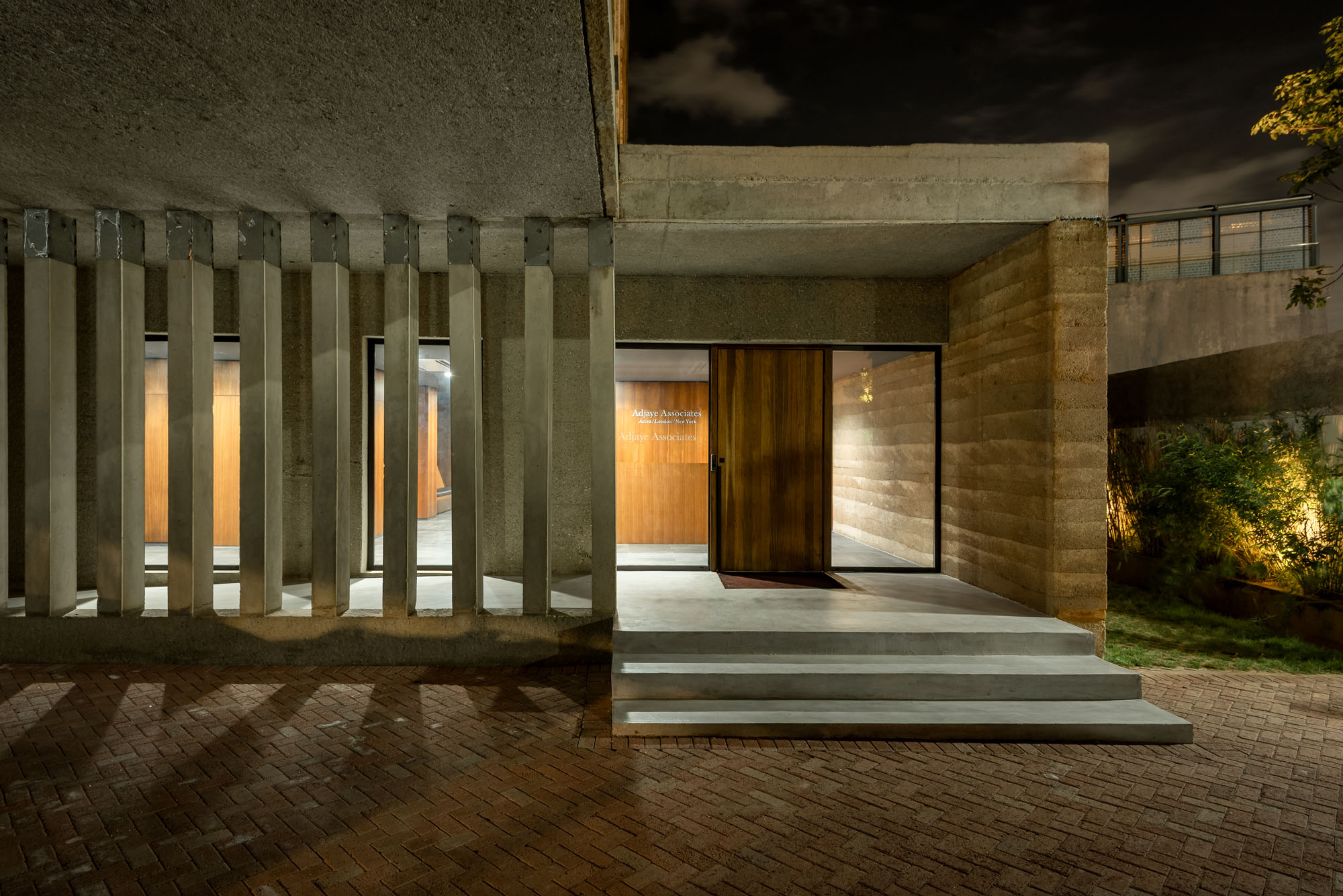 〈アクラ・スタジオ(Accra Studio)〉アジャイ・アソシエイツ(Adjaye Associates)