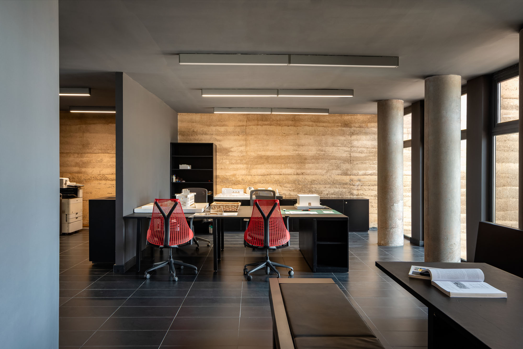 〈アクラ・スタジオ(Accra Studio)〉アジャイ・アソシエイツ(Adjaye Associates)