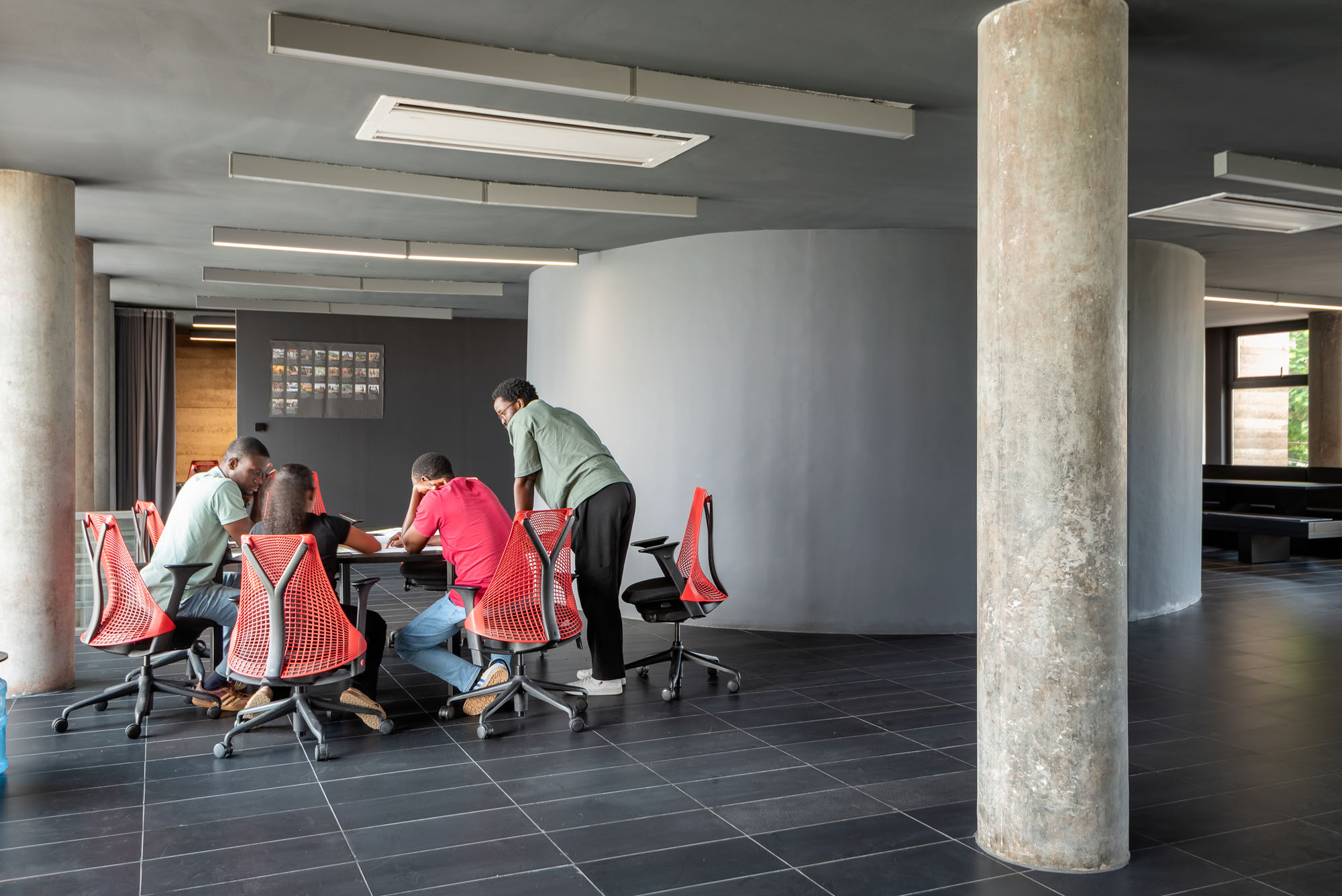 〈アクラ・スタジオ(Accra Studio)〉アジャイ・アソシエイツ(Adjaye Associates)