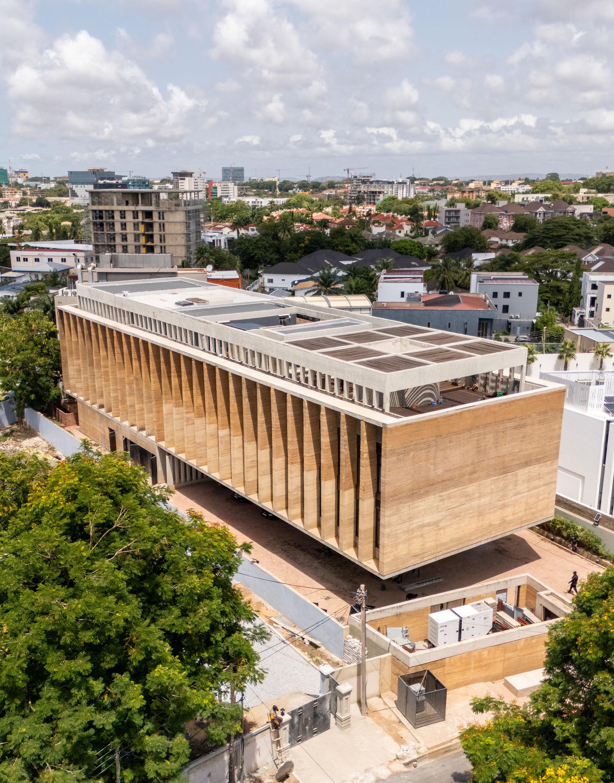 〈アクラ・スタジオ(Accra Studio)〉アジャイ・アソシエイツ(Adjaye Associates)