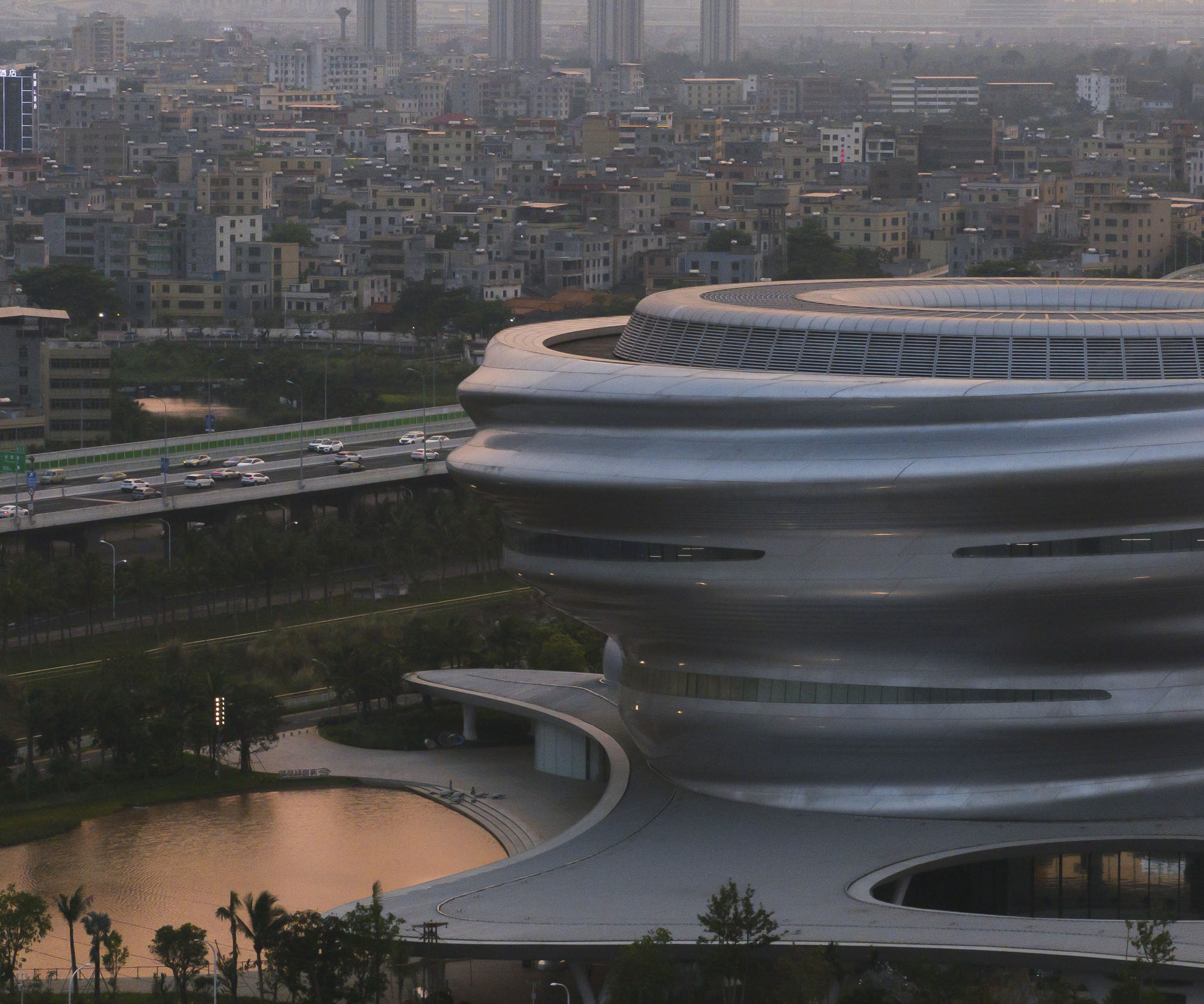 〈海南科技館（The Hainan Science Museum）〉マー・ヤンソン（Ma Yansong）、MADアーキテクツ（MAD Architects）