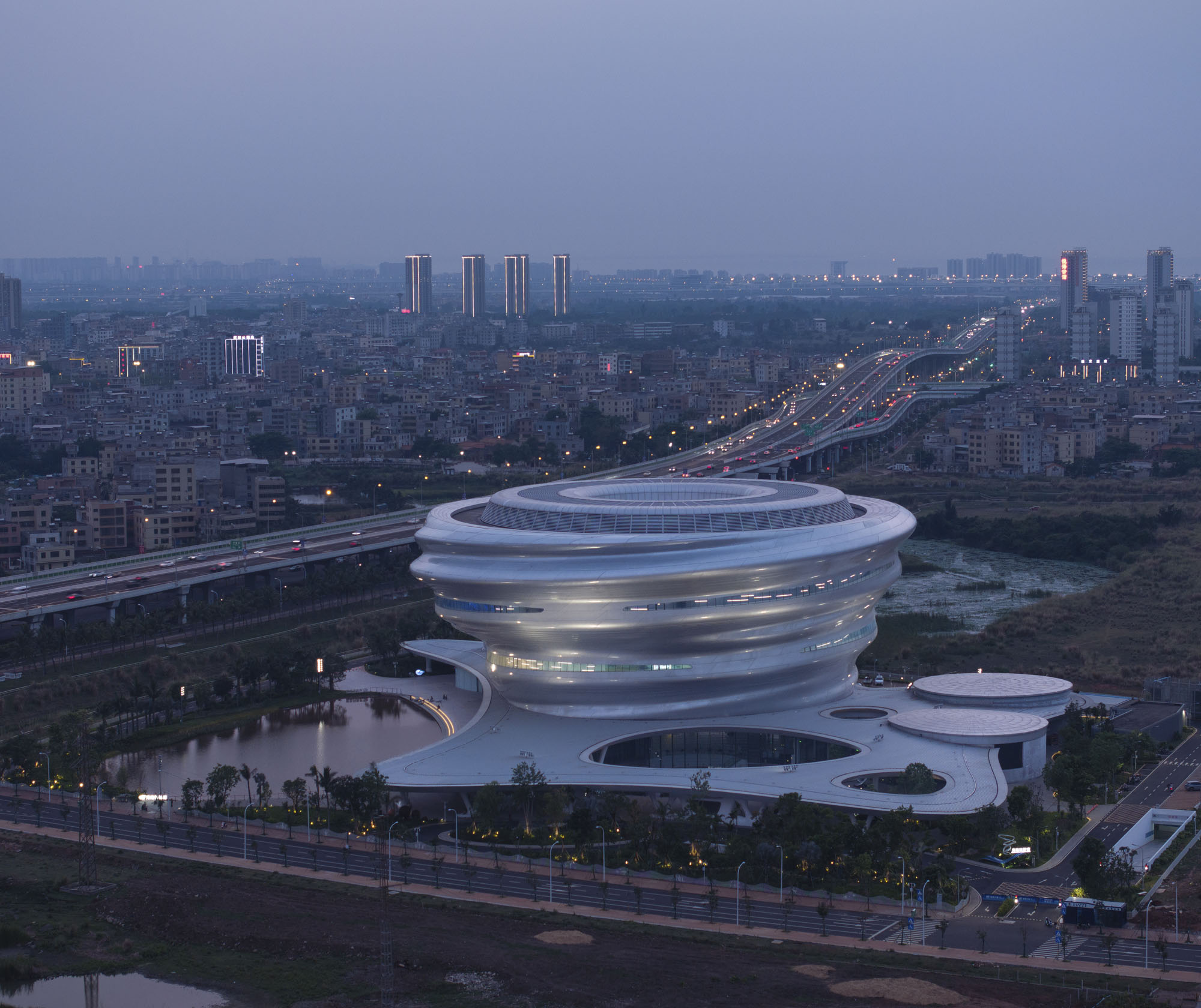 〈海南科技館（The Hainan Science Museum）〉マー・ヤンソン（Ma Yansong）、MADアーキテクツ（MAD Architects）