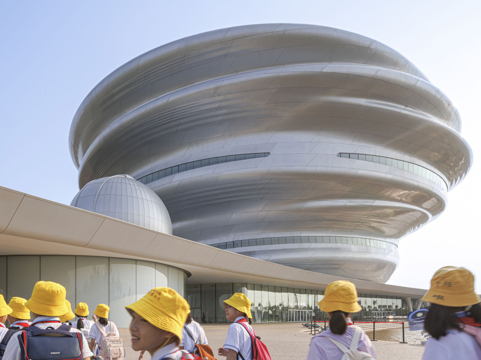 巨大な螺旋に包まれた MADアーキテクツ最新作〈海南科技館〉がオープン、中国
