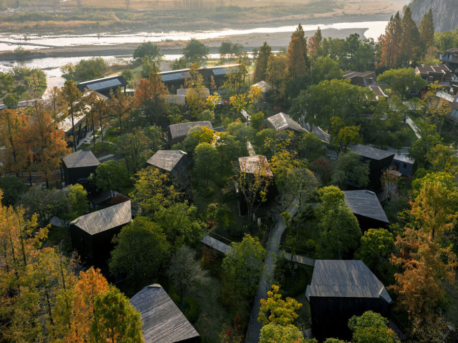 中国の原生林に散らばり溶け込むリトリート空間〈Houses of Stealth（Tonglu Senbo Resort）〉設計：SpActrum