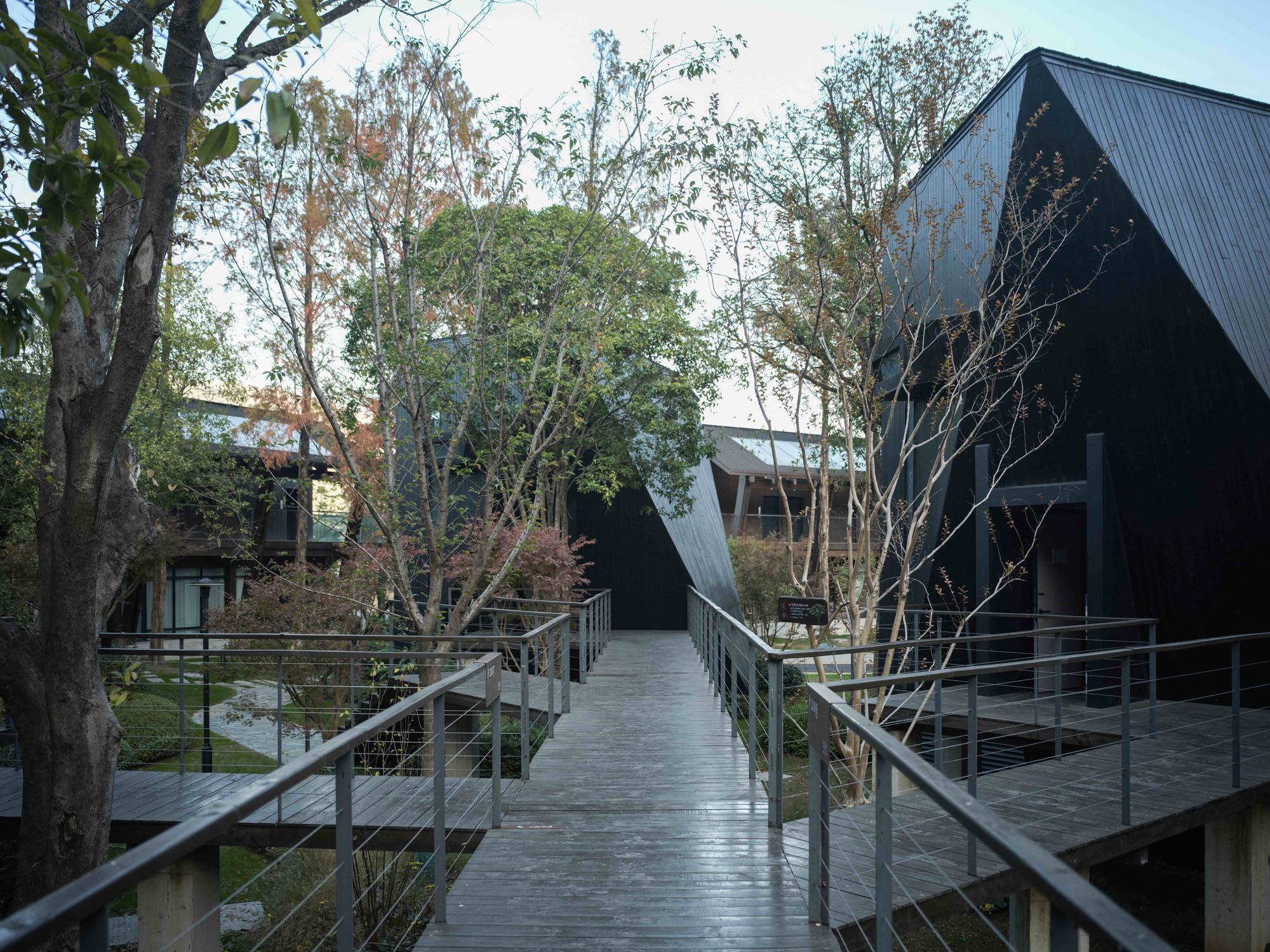 〈Houses of Stealth（Tonglu Senbo Resort）〉SpActrum