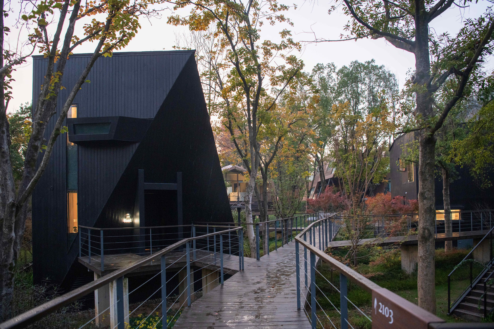 〈Houses of Stealth（Tonglu Senbo Resort）〉SpActrum