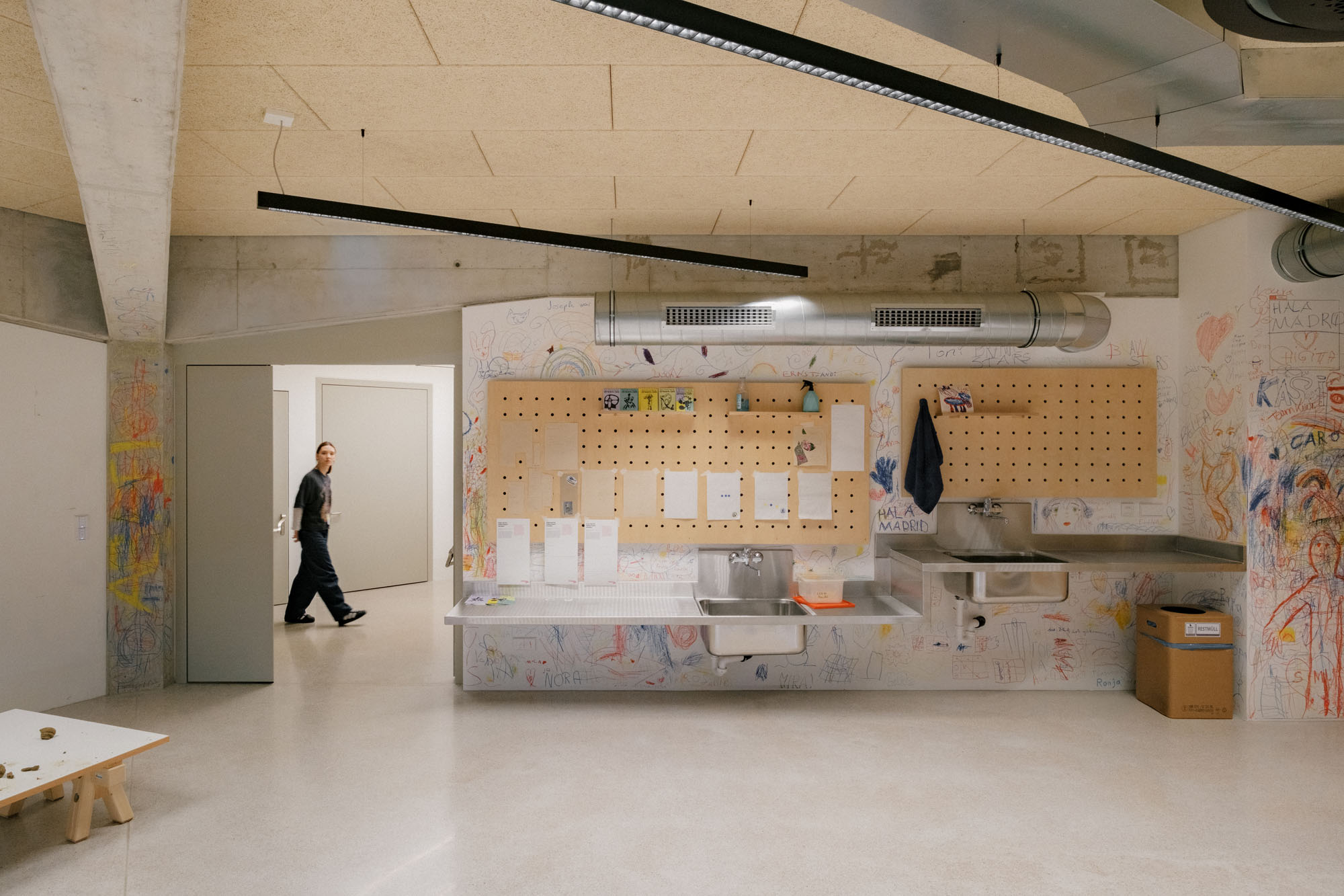 〈キンダークンストラボ(KinderKunstLabor)〉シェンカー・サルヴィ・ウェーバー・アーキテクツ(Schenker Salvi Weber Architekten)
