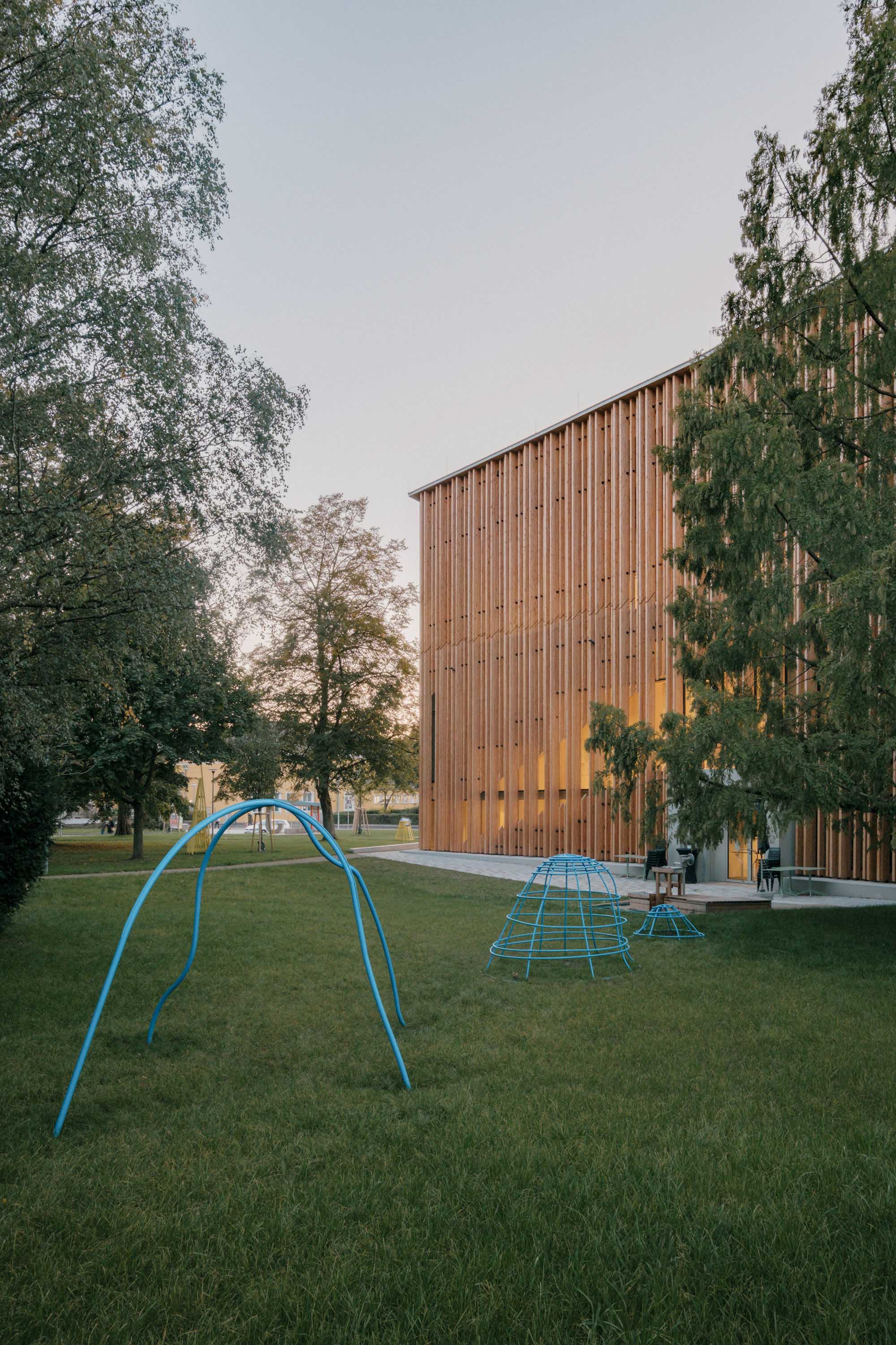 〈キンダークンストラボ(KinderKunstLabor)〉シェンカー・サルヴィ・ウェーバー・アーキテクツ(Schenker Salvi Weber Architekten)