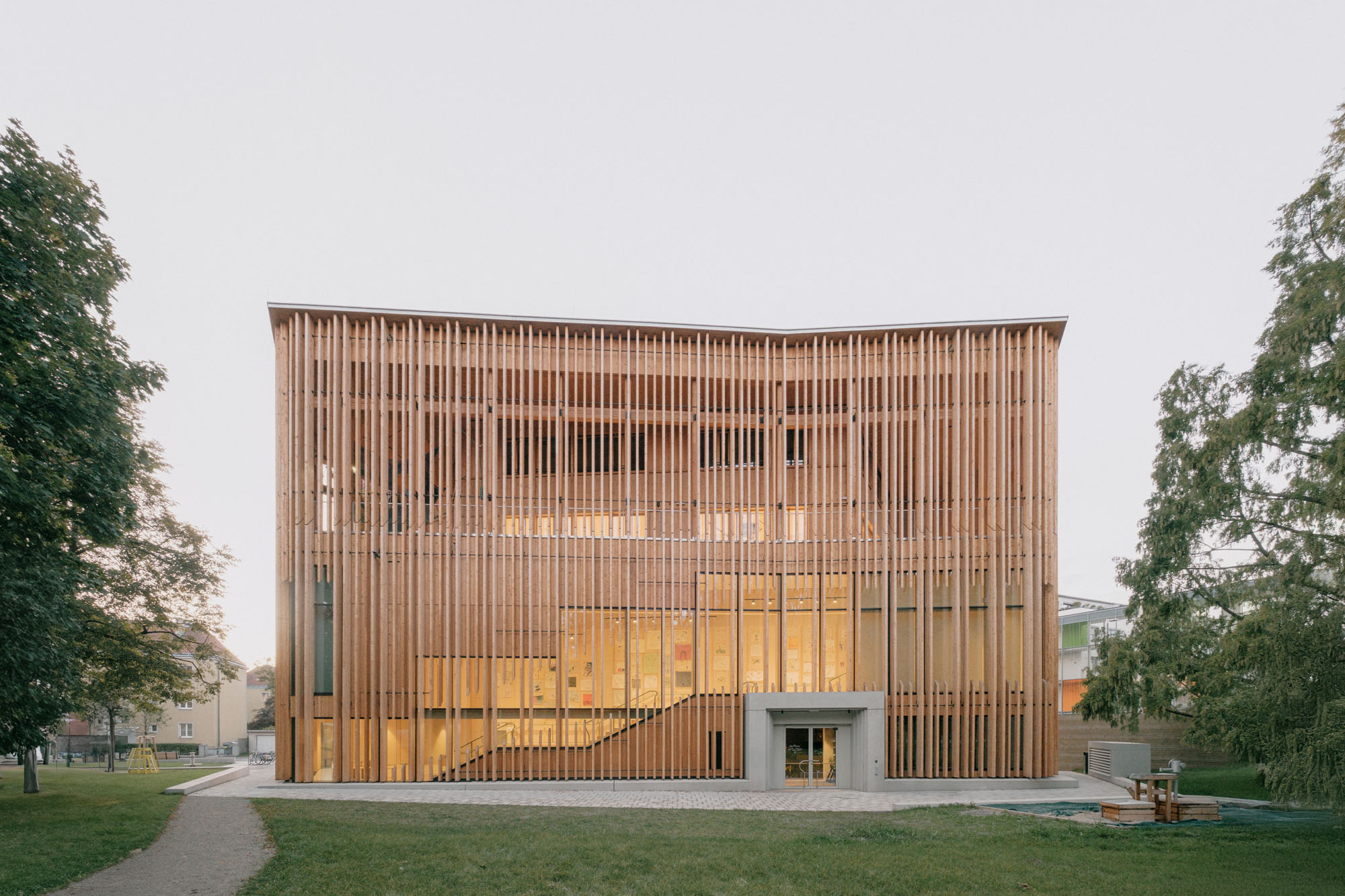 〈キンダークンストラボ(KinderKunstLabor)〉シェンカー・サルヴィ・ウェーバー・アーキテクツ(Schenker Salvi Weber Architekten)