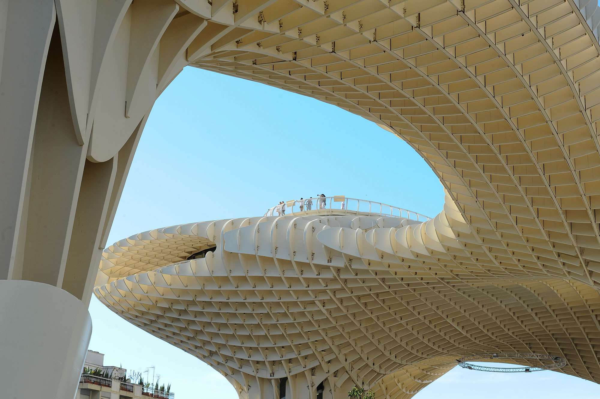 〈メトロポール・パラソル(Metropol Parasol)〉J・マイヤー・H・アーキテクツ(J. MAYER H. Architects)