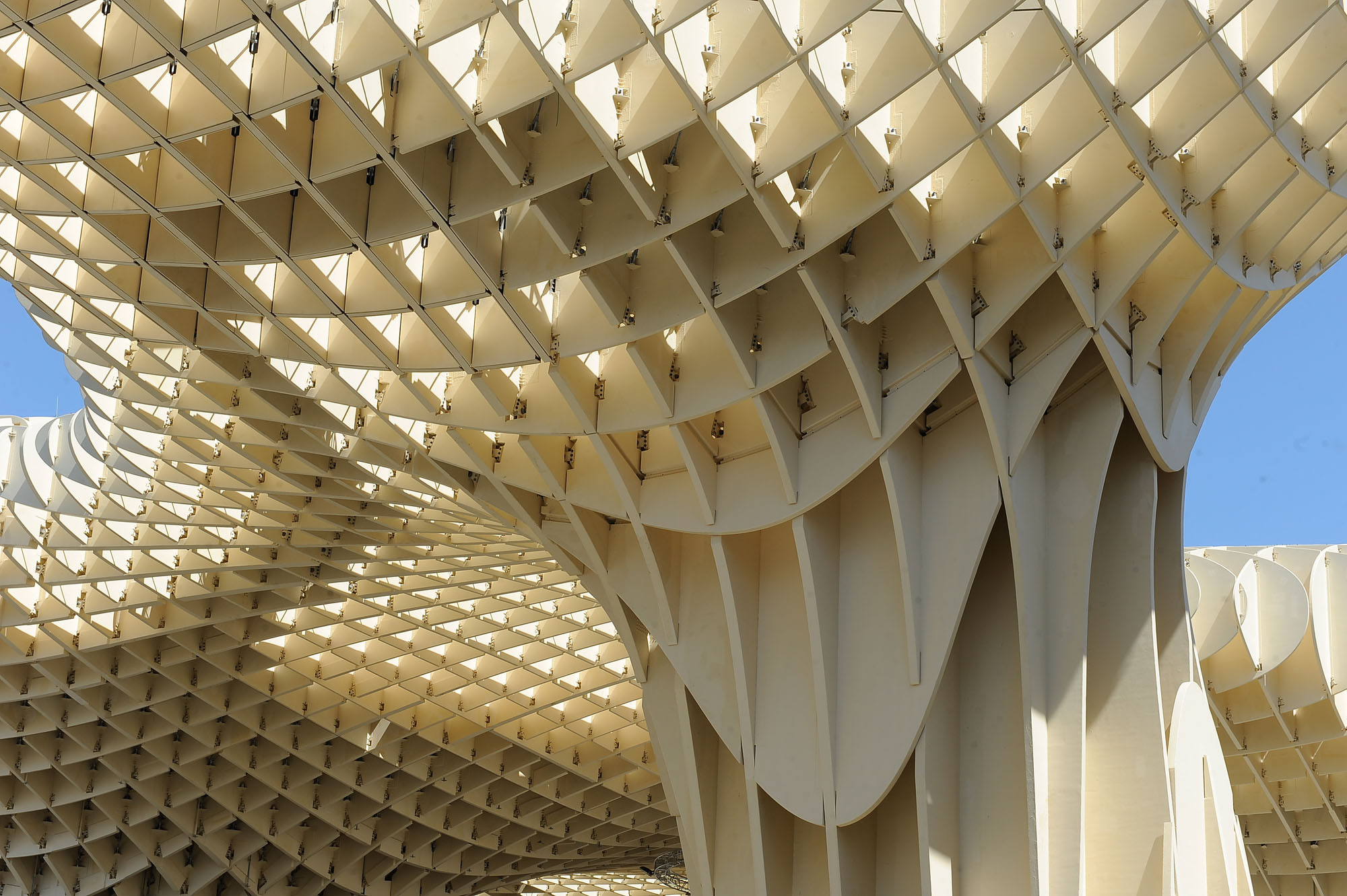 〈メトロポール・パラソル(Metropol Parasol)〉J・マイヤー・H・アーキテクツ(J. MAYER H. Architects)
