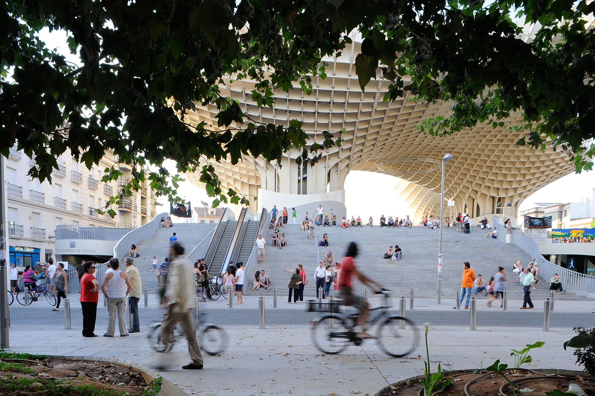 〈メトロポール・パラソル(Metropol Parasol)〉J・マイヤー・H・アーキテクツ(J. MAYER H. Architects)