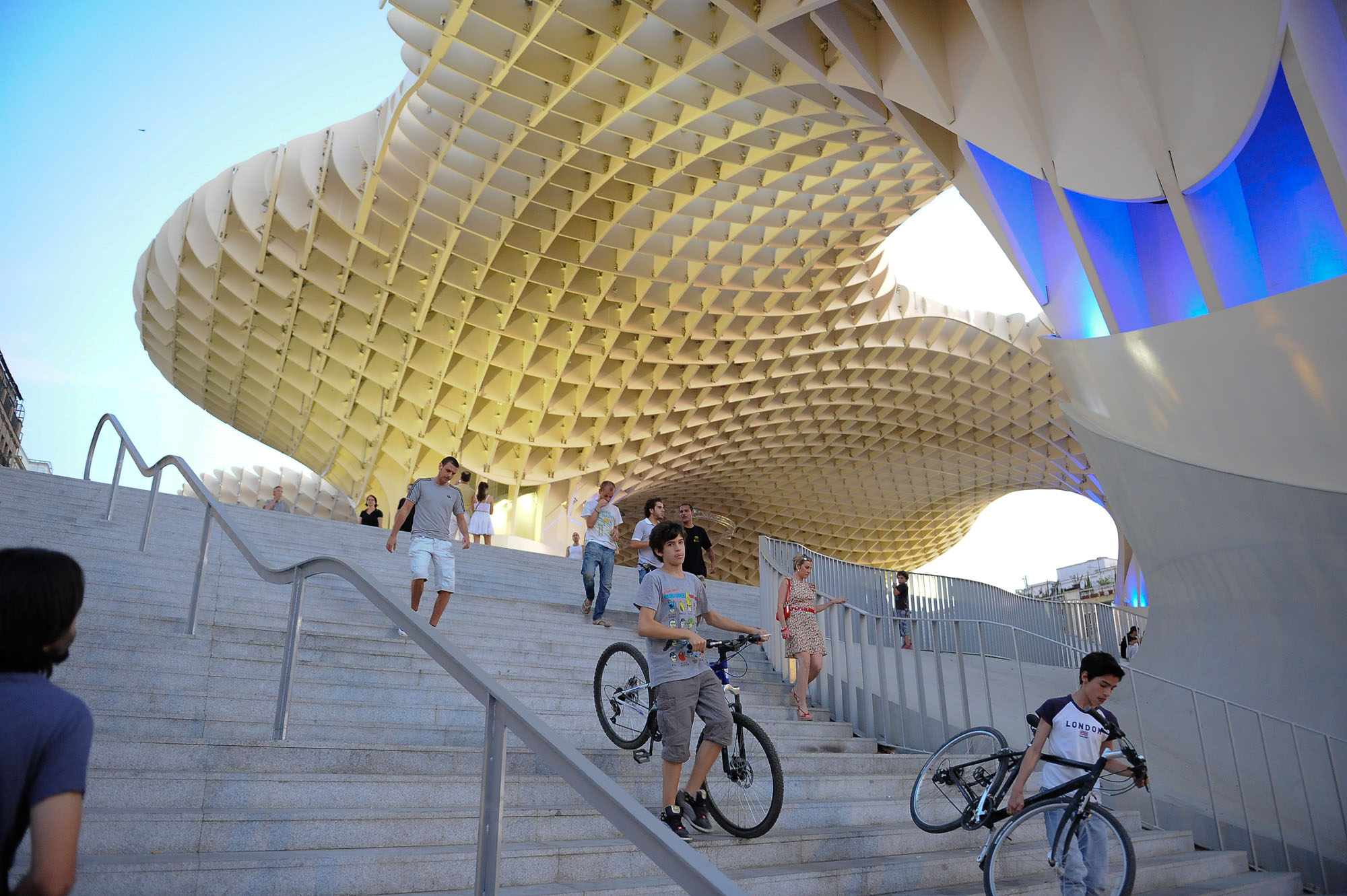〈メトロポール・パラソル(Metropol Parasol)〉J・マイヤー・H・アーキテクツ(J. MAYER H. Architects)