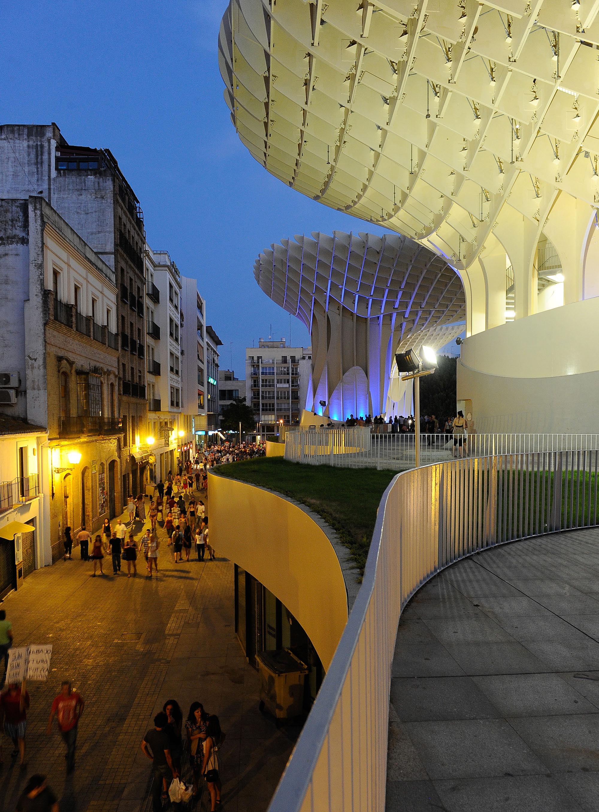 〈メトロポール・パラソル(Metropol Parasol)〉J・マイヤー・H・アーキテクツ(J. MAYER H. Architects)