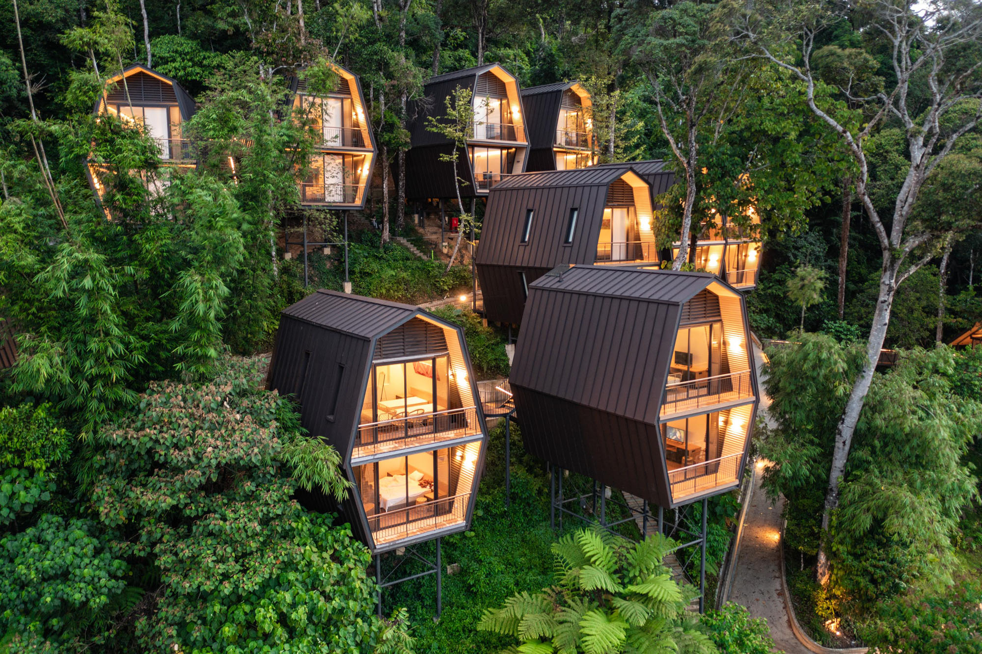 〈ヴァナヴァサ・リゾート（Vanavasa Resort）〉M・J・カニー・アーキテクト（M J Kanny Architect）