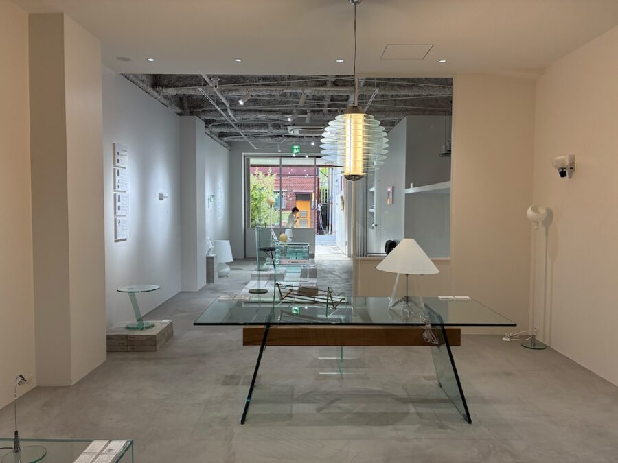 装飾から工業化、そしてアートピースへ。元鉄工所の空間で光を紡ぐ「ガラスの家具展」レポート