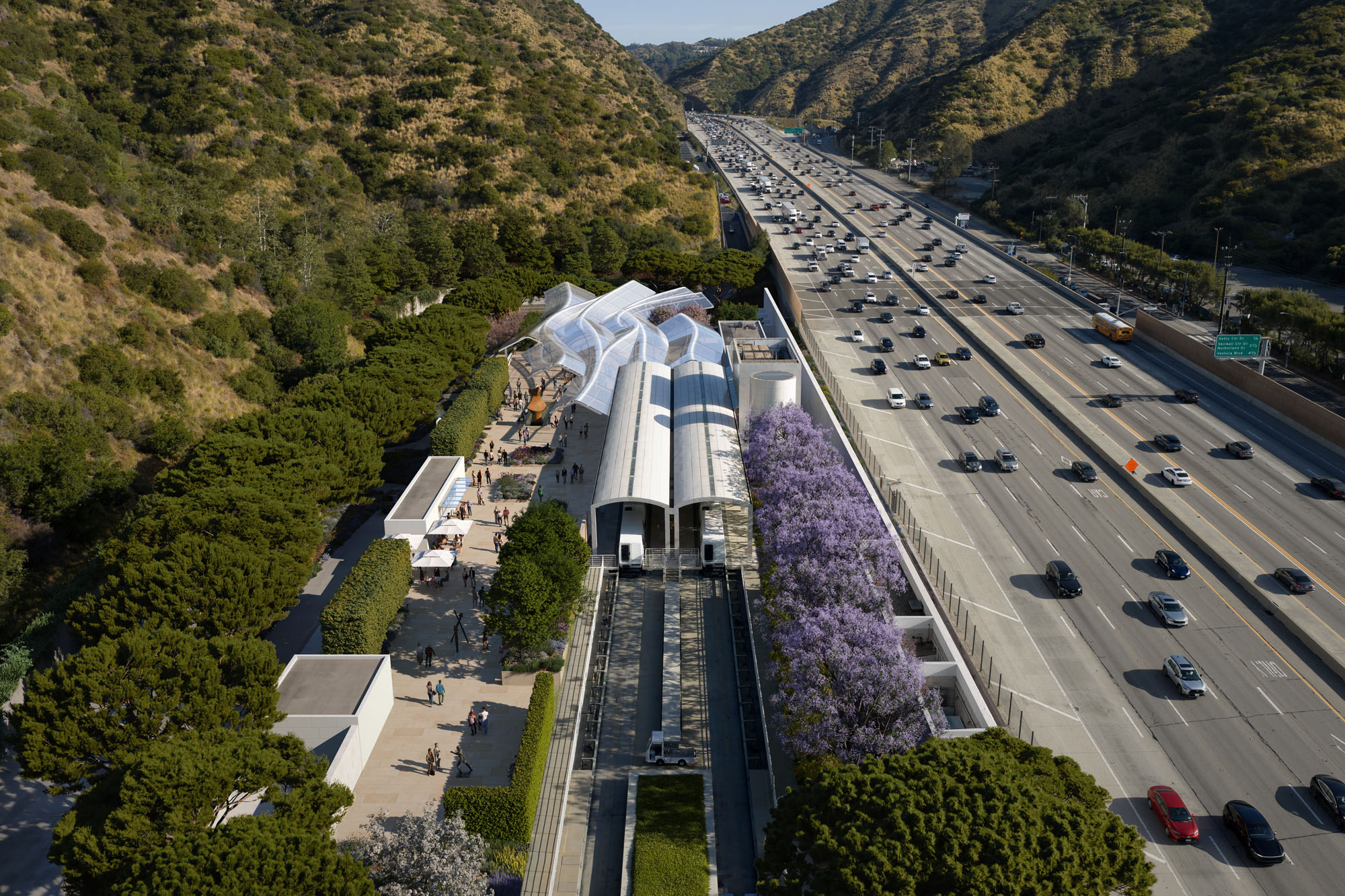〈ゲッティ・センター（Getty Center）〉ゲーリー・パートナーズ（Gehry Partners）、ホワイ・アーキテクチャー（WHY Architecture）、オリン（OLIN）