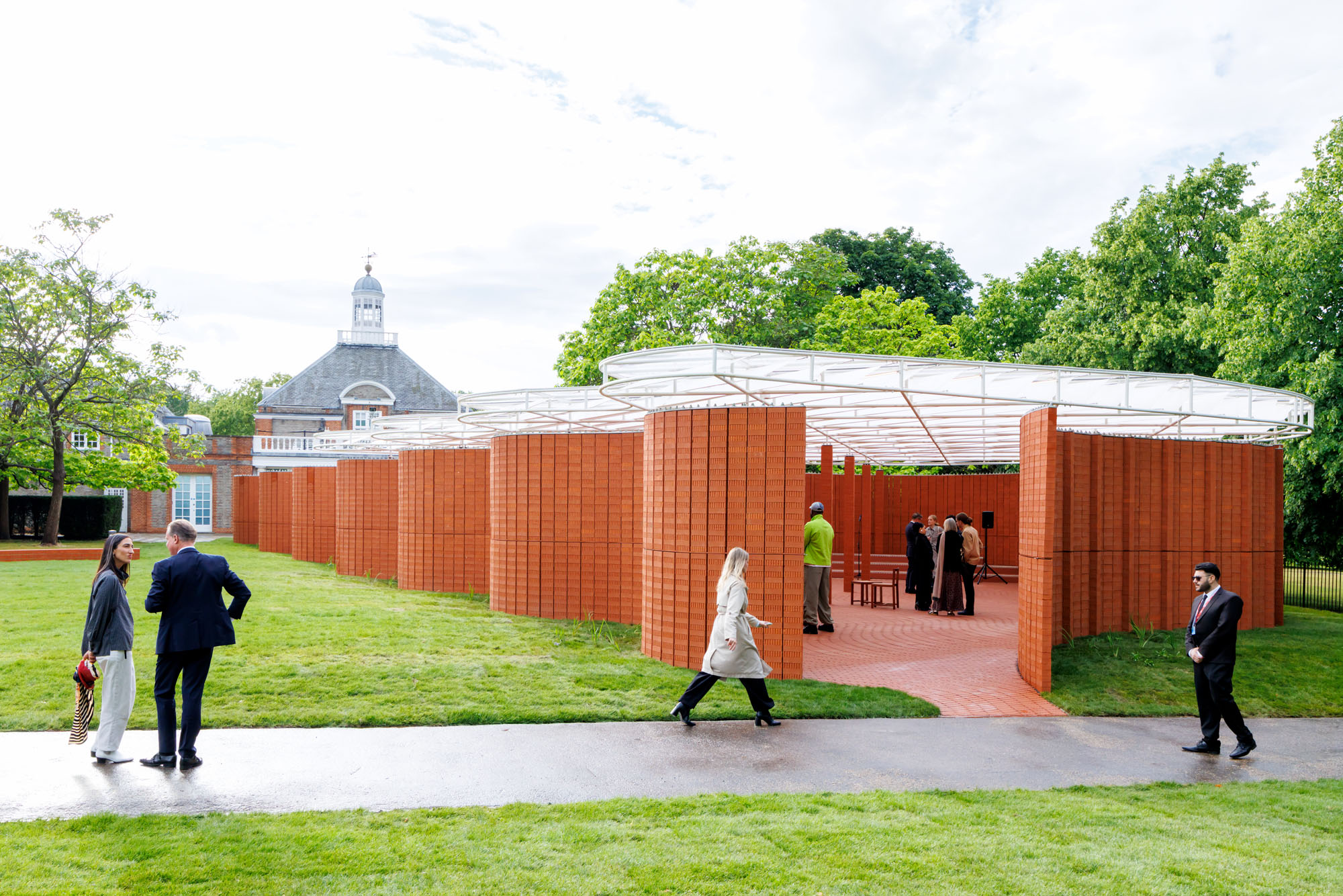 〈サーペンタイン・パビリオン（Serpentine Pavilion）〉ランザ・アトリエ（LANZA atelier）