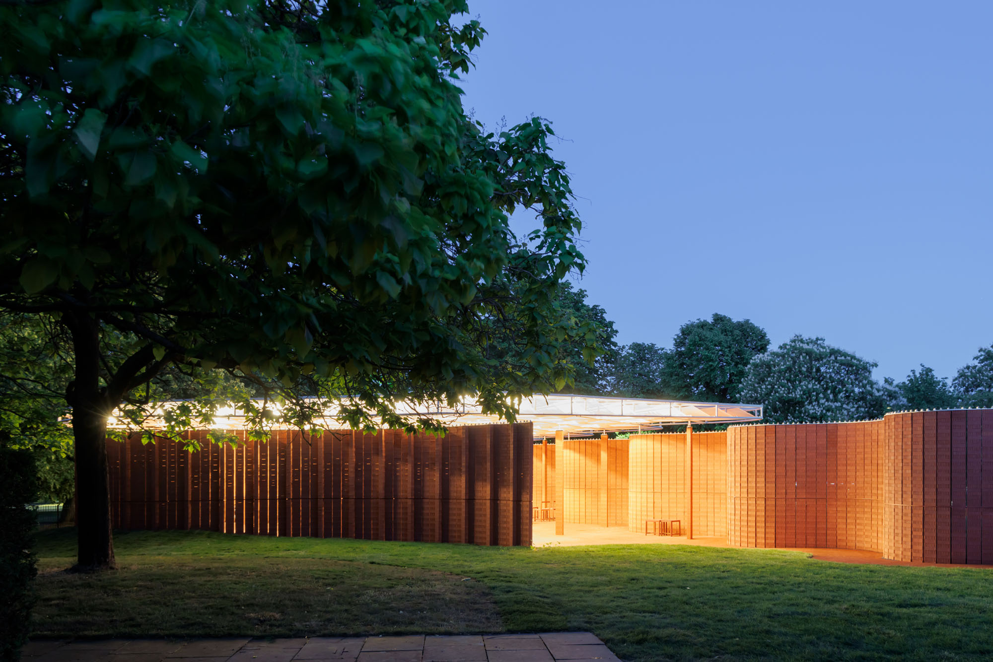 〈サーペンタイン・パビリオン（Serpentine Pavilion）〉ランザ・アトリエ（LANZA atelier）
