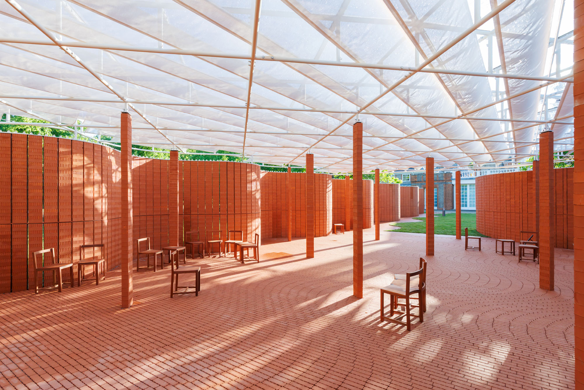 〈サーペンタイン・パビリオン（Serpentine Pavilion）〉ランザ・アトリエ（LANZA atelier）