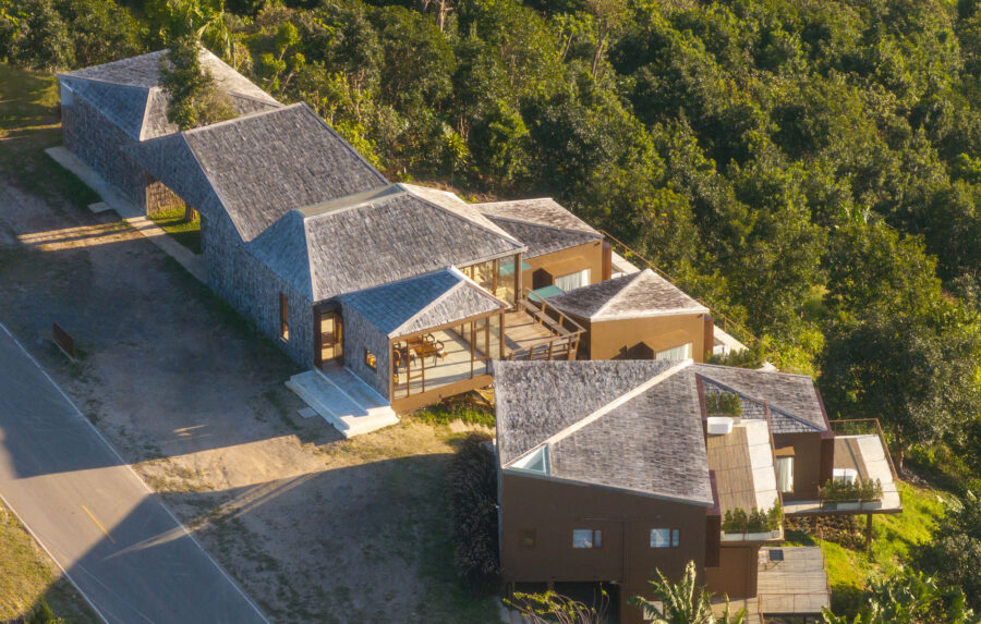 S.O.S アーキテクツがタイ・チェンマイの山岳地帯に手がけた、木材のアップサイクルで生み出すホテル〈ウッド・キャビン〉