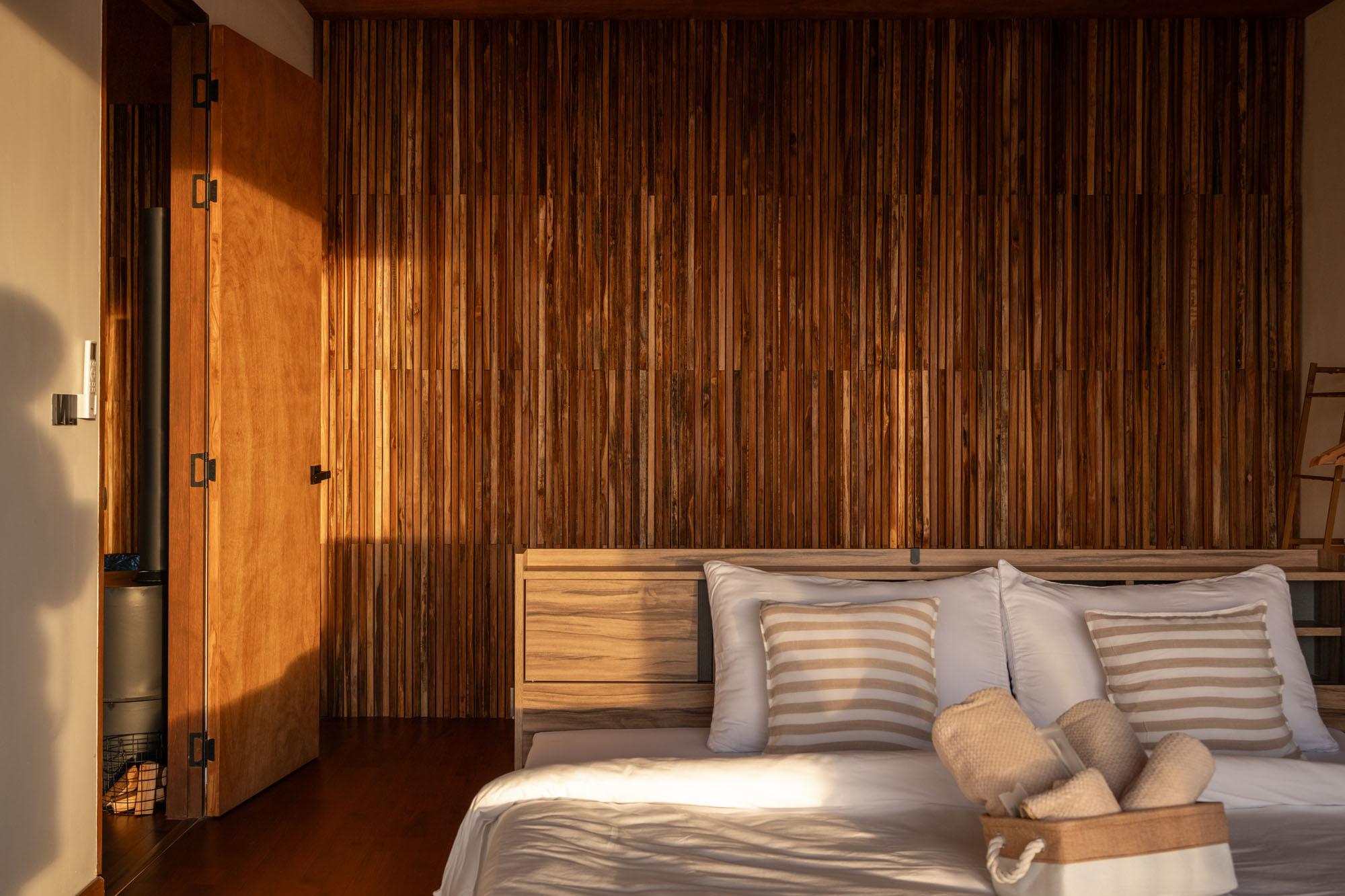 〈ウッド・キャビン（The Wood Cabin）〉S.O.S アーキテクツ（S.O.S Architects）