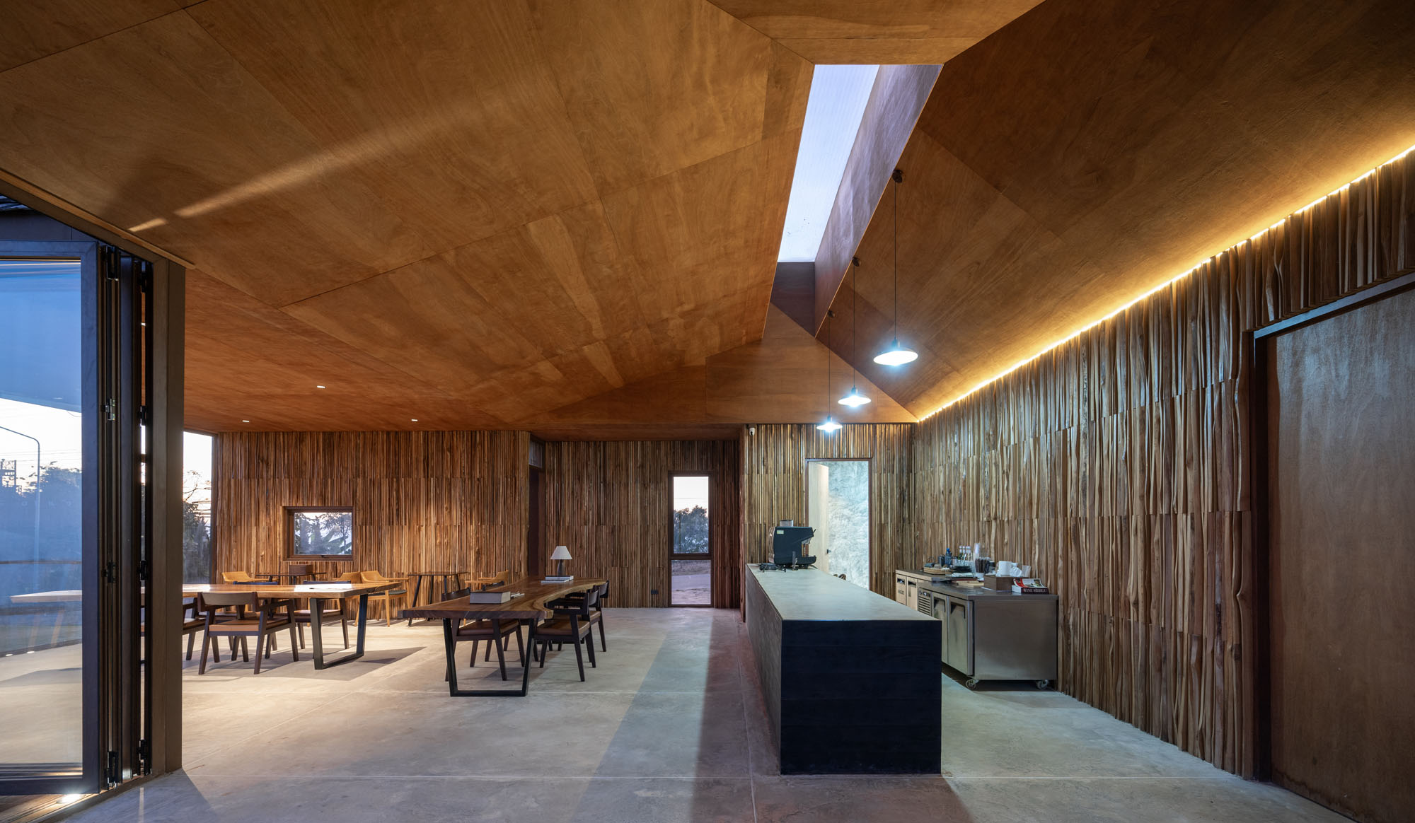〈ウッド・キャビン（The Wood Cabin）〉S.O.S アーキテクツ（S.O.S Architects）