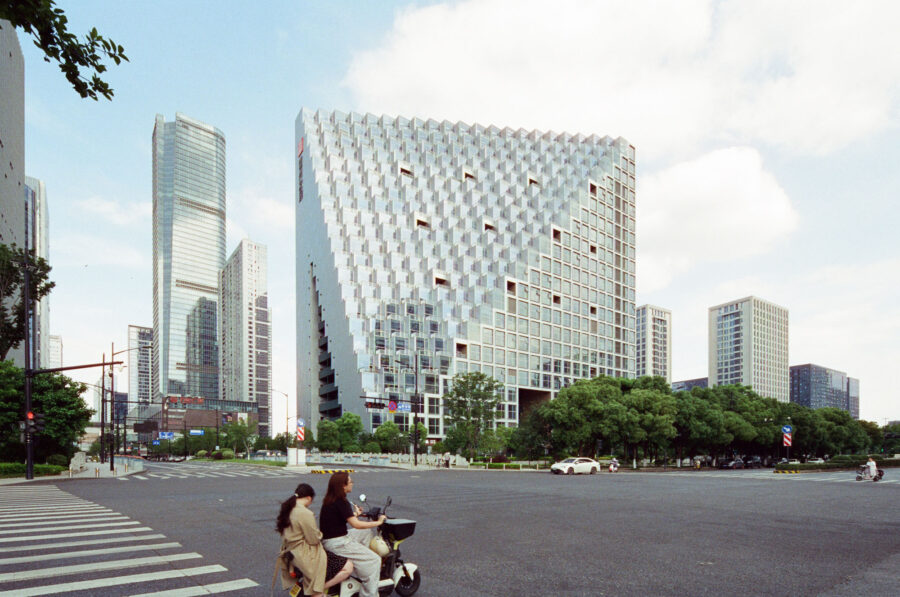 OMAが中国・杭州に手がけた、プリズム形状が都市を引き込む複合ビル〈杭州プリズム〉