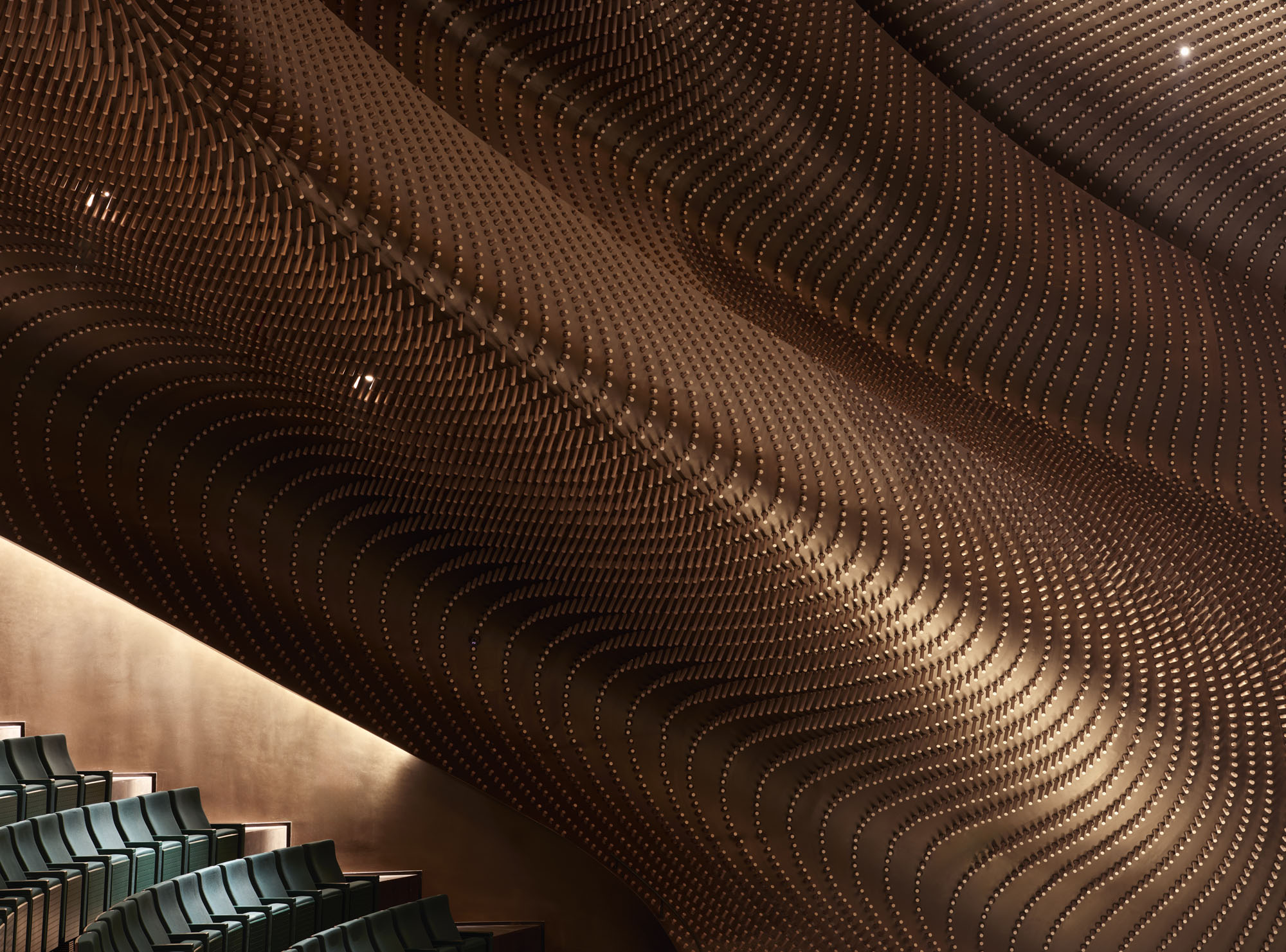 〈松山湖・展示公演センター(SSLEPC:Songshan Lake Exhibition and Performance Centre)〉ZHA