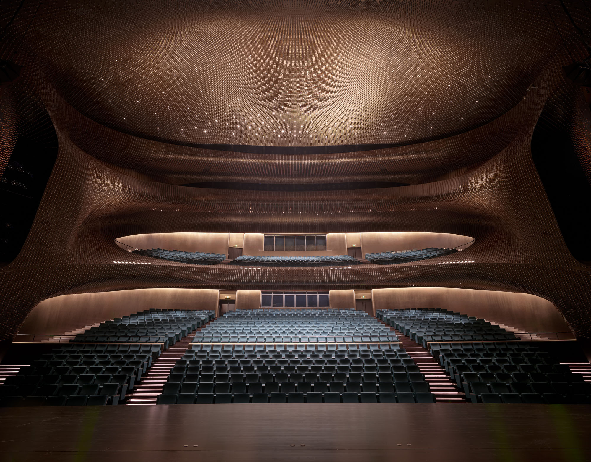 〈松山湖・展示公演センター(SSLEPC:Songshan Lake Exhibition and Performance Centre)〉ZHA