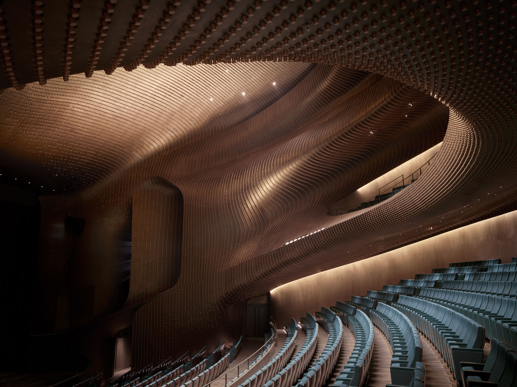 〈松山湖・展示公演センター(SSLEPC:Songshan Lake Exhibition and Performance Centre)〉ZHA