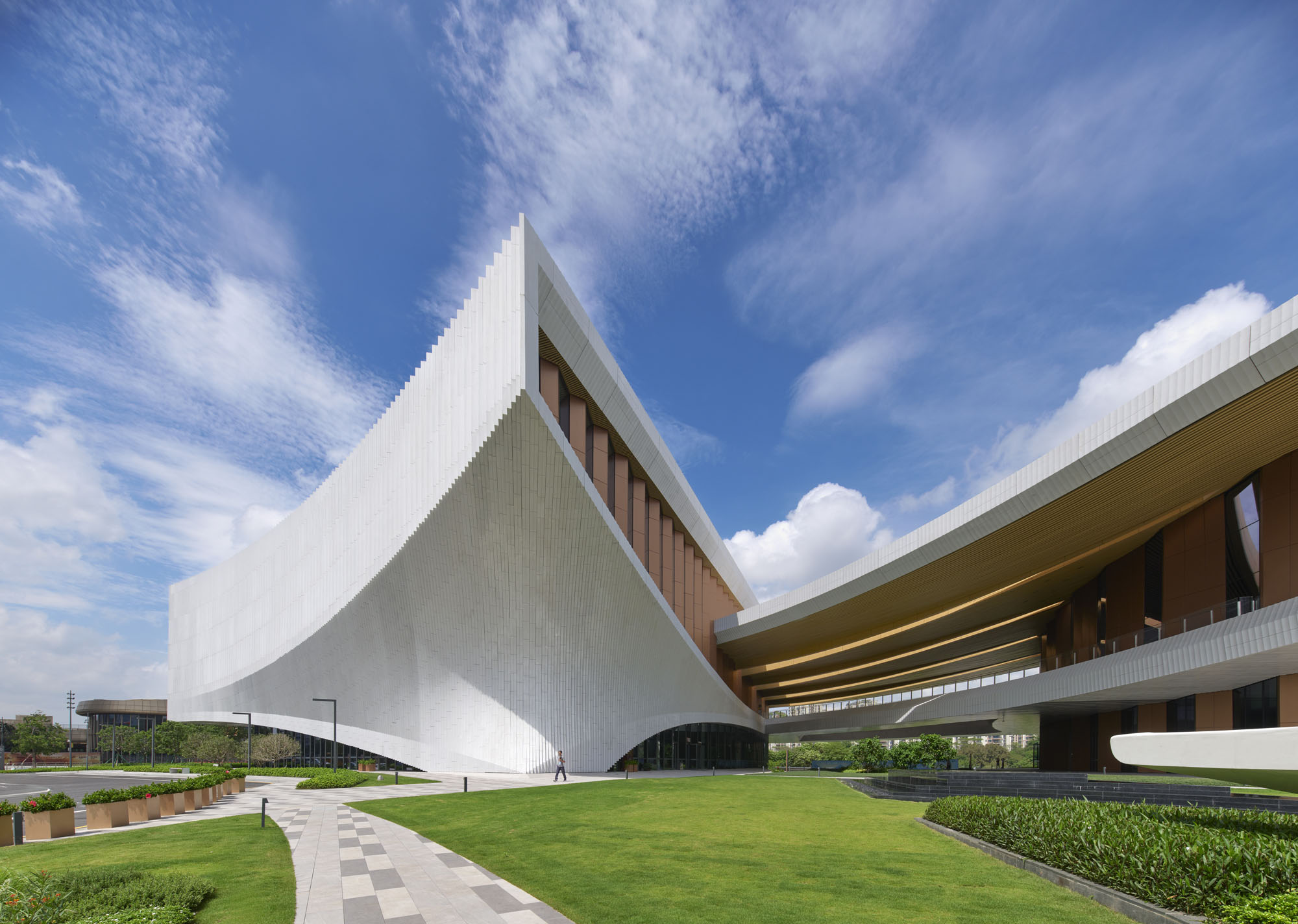 〈松山湖・展示公演センター(SSLEPC:Songshan Lake Exhibition and Performance Centre)〉ZHA