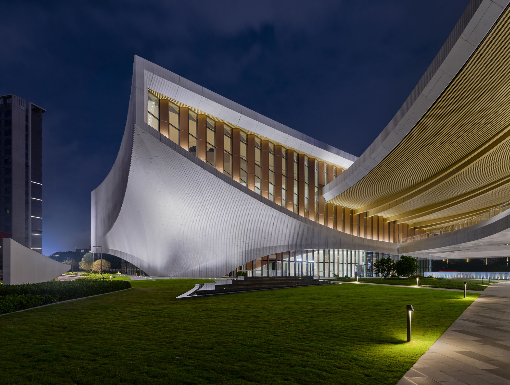 〈松山湖・展示公演センター(SSLEPC:Songshan Lake Exhibition and Performance Centre)〉ZHA